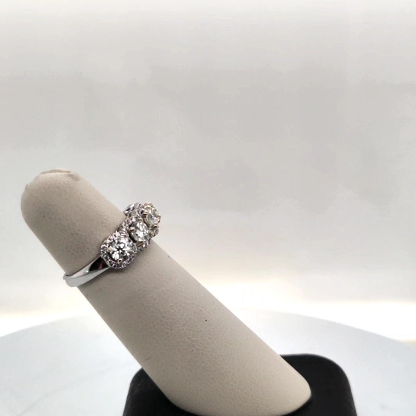 DIAMOND 5 STONE ACCENT BAND 14K WHITE GOLD 2.9CTW