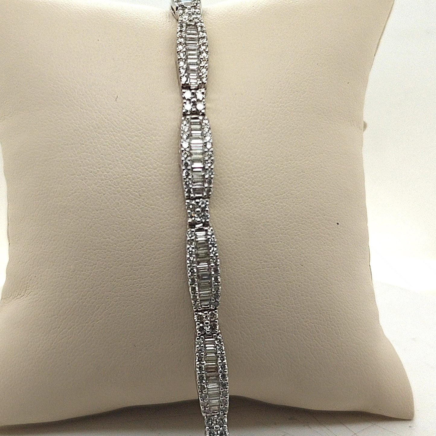 BAGUETTE AND ROUND DIAMOND WHITE GOLD BRACELET