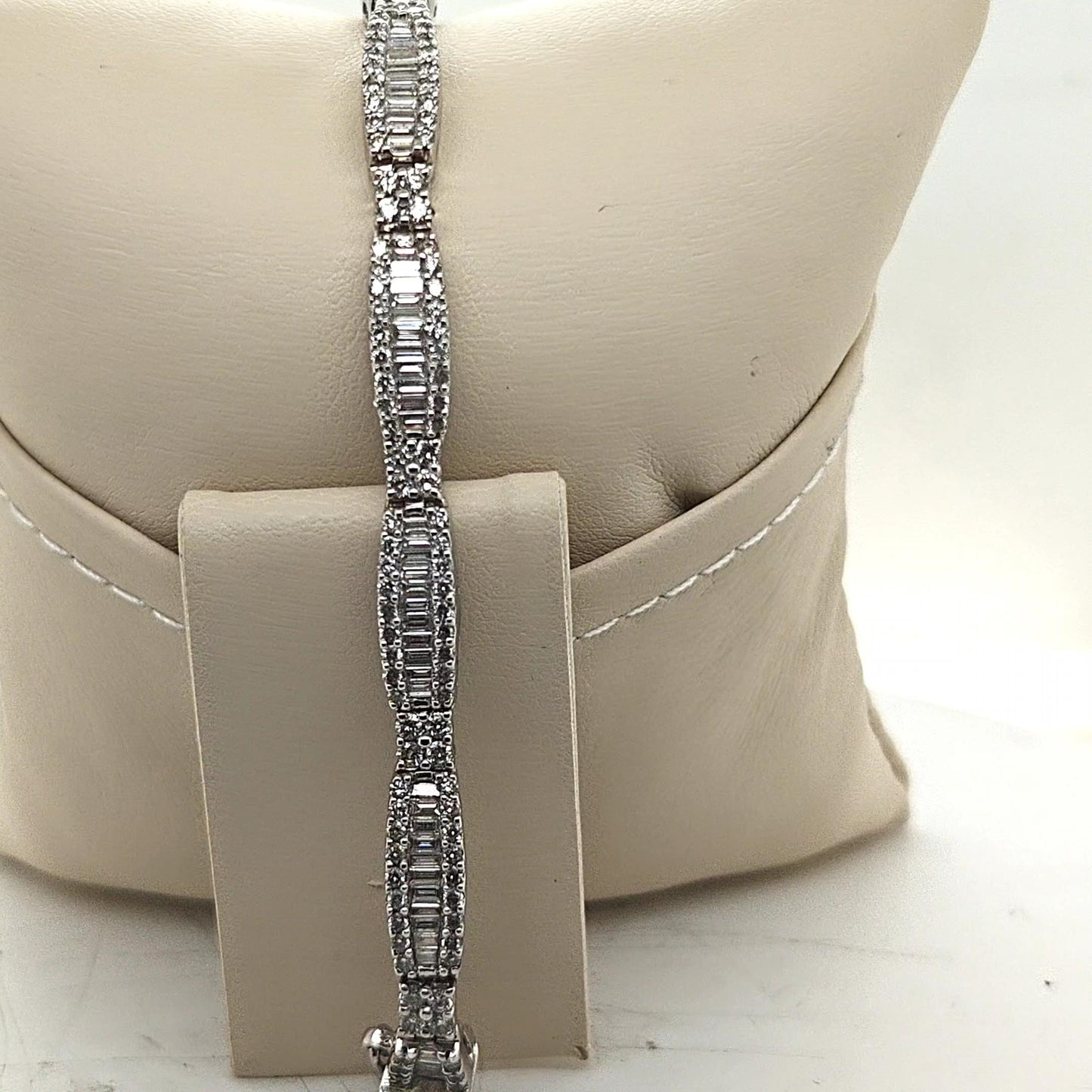 BAGUETTE AND ROUND DIAMOND WHITE GOLD BRACELET