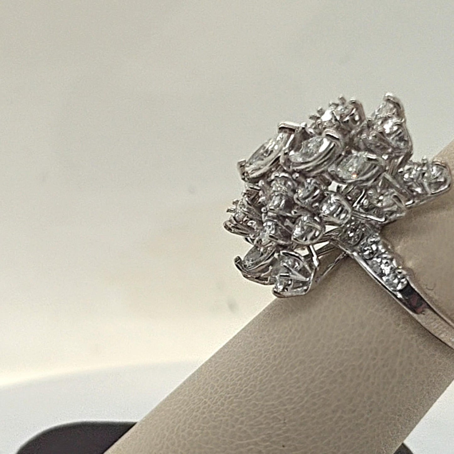 DIAMOND CLUSTER RING 14K WHITE GOLD 3CTW