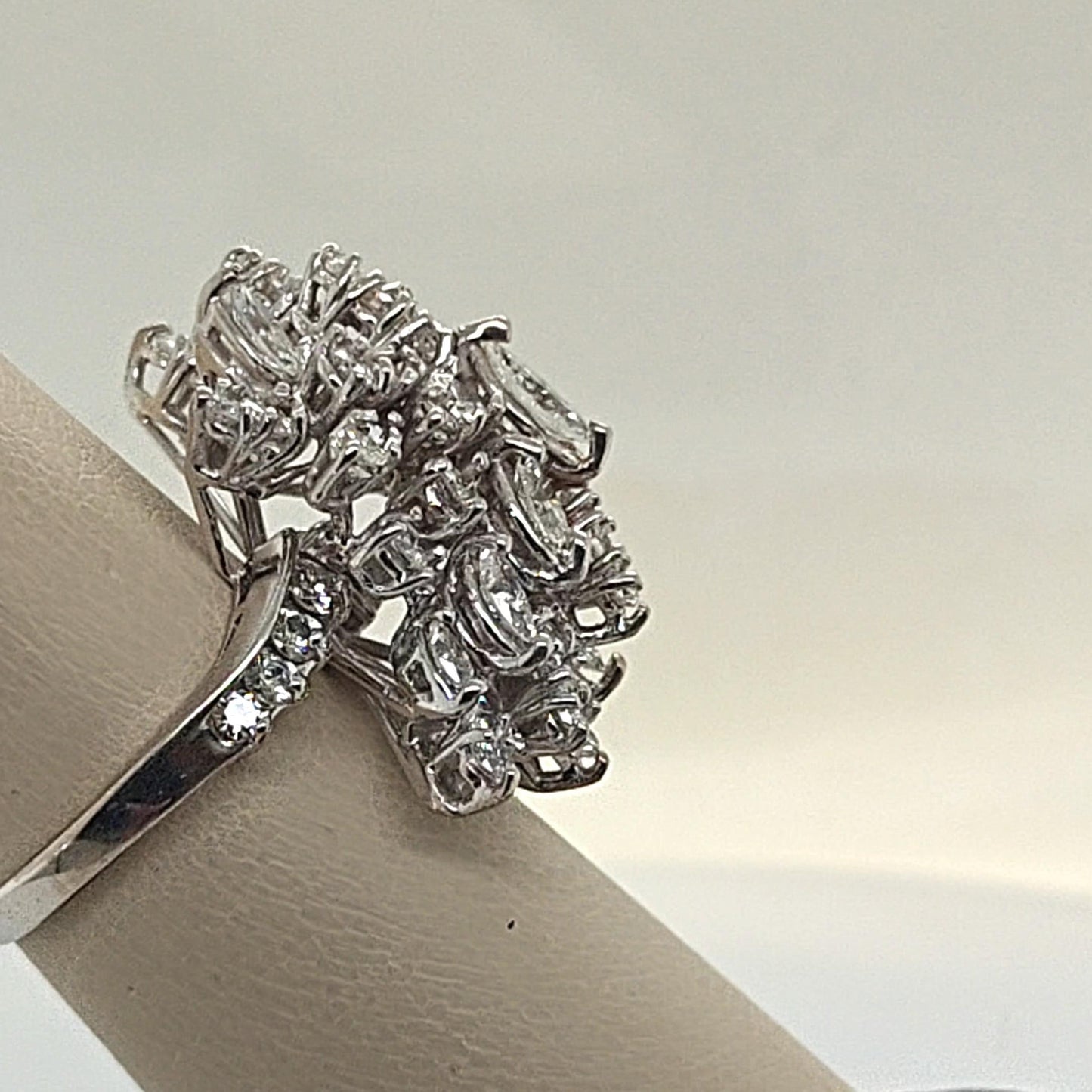 DIAMOND CLUSTER RING 14K WHITE GOLD 3CTW