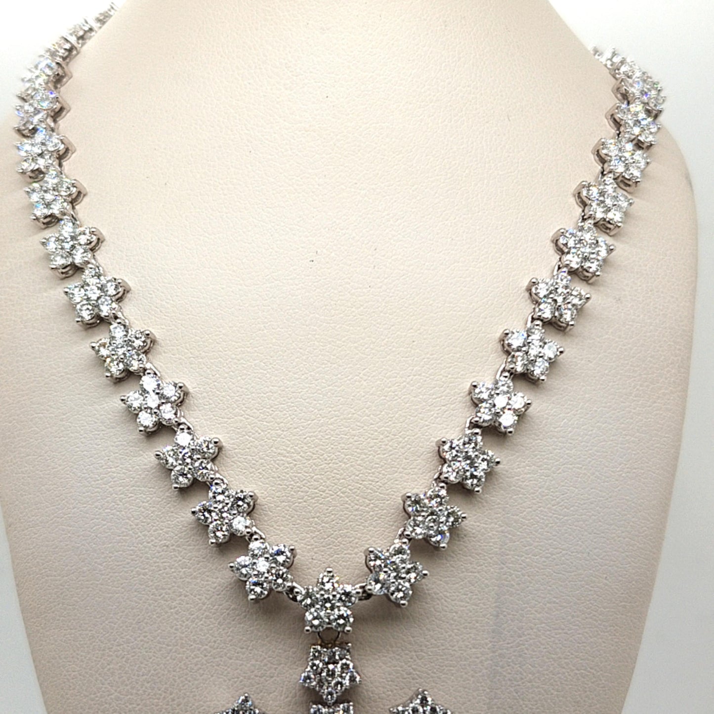 DIAMOND SNOWFLAKE NECKLACE 18KT WHITE GOLD 23.1CT