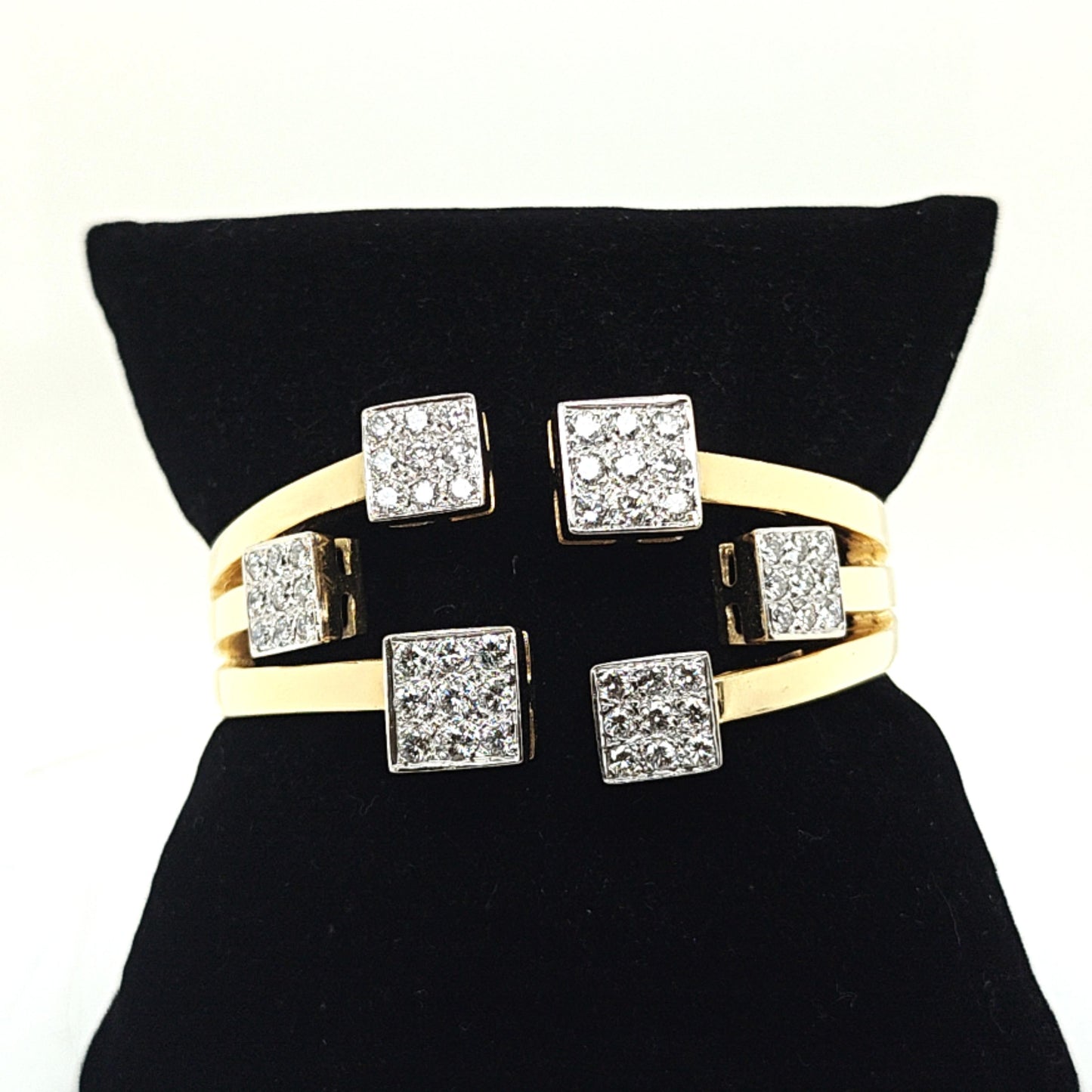 LARGE DIAMOND BANGLE YELLOW GOLD