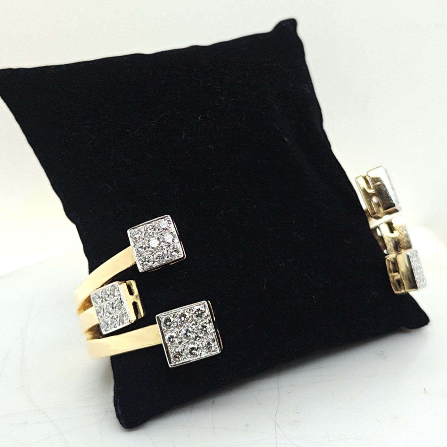 LARGE DIAMOND BANGLE YELLOW GOLD