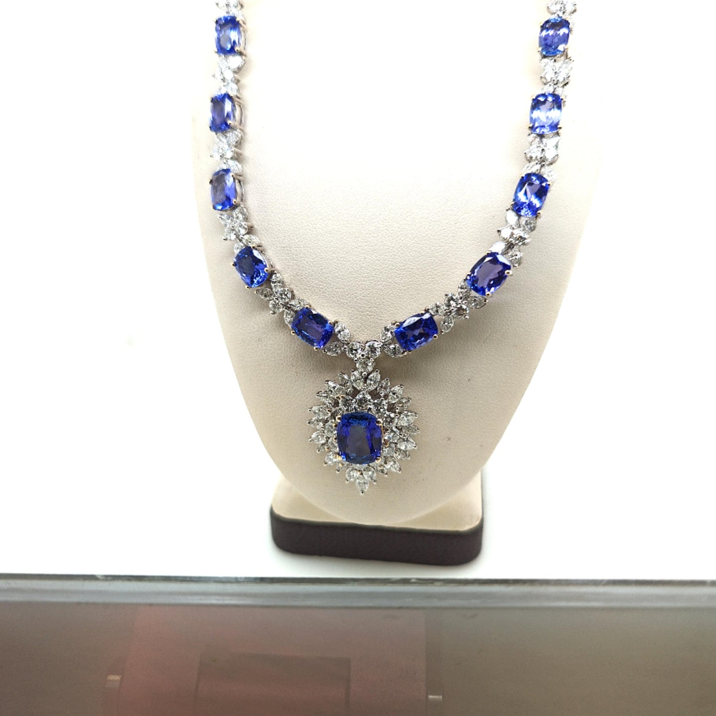 TANZANITE AND DIAMOND NECKLACE 21.28CT WHITE GOLD