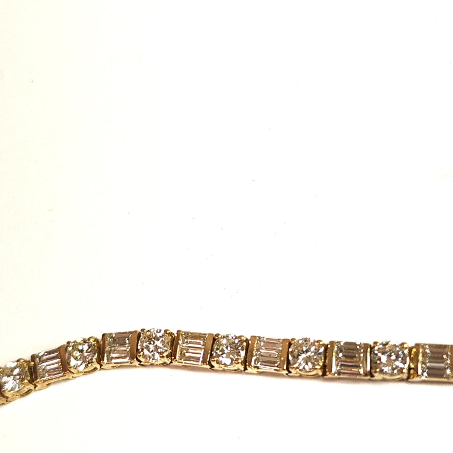 BAGUETTE AND ROUND DIAMOND BRACELET 10.55CT YELLOW GOLD