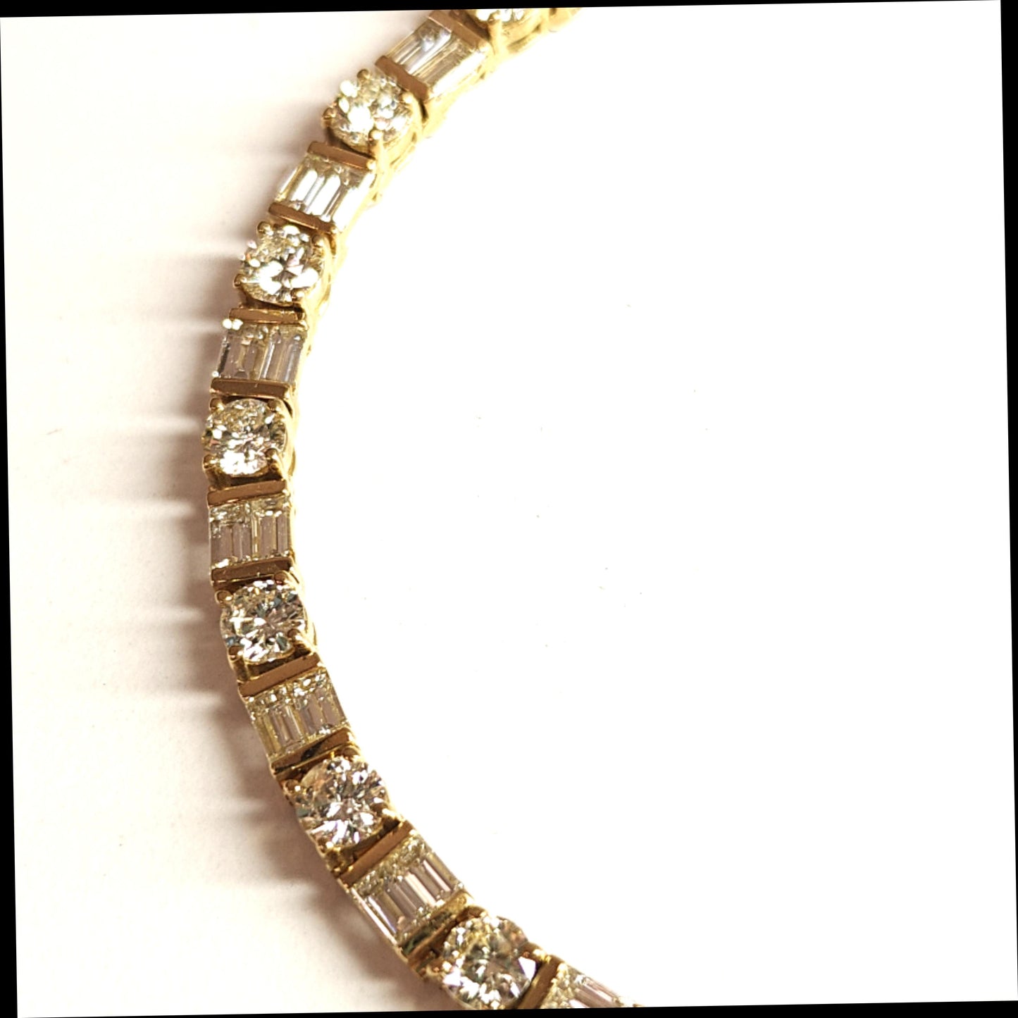 BAGUETTE AND ROUND DIAMOND BRACELET 10.55CT YELLOW GOLD