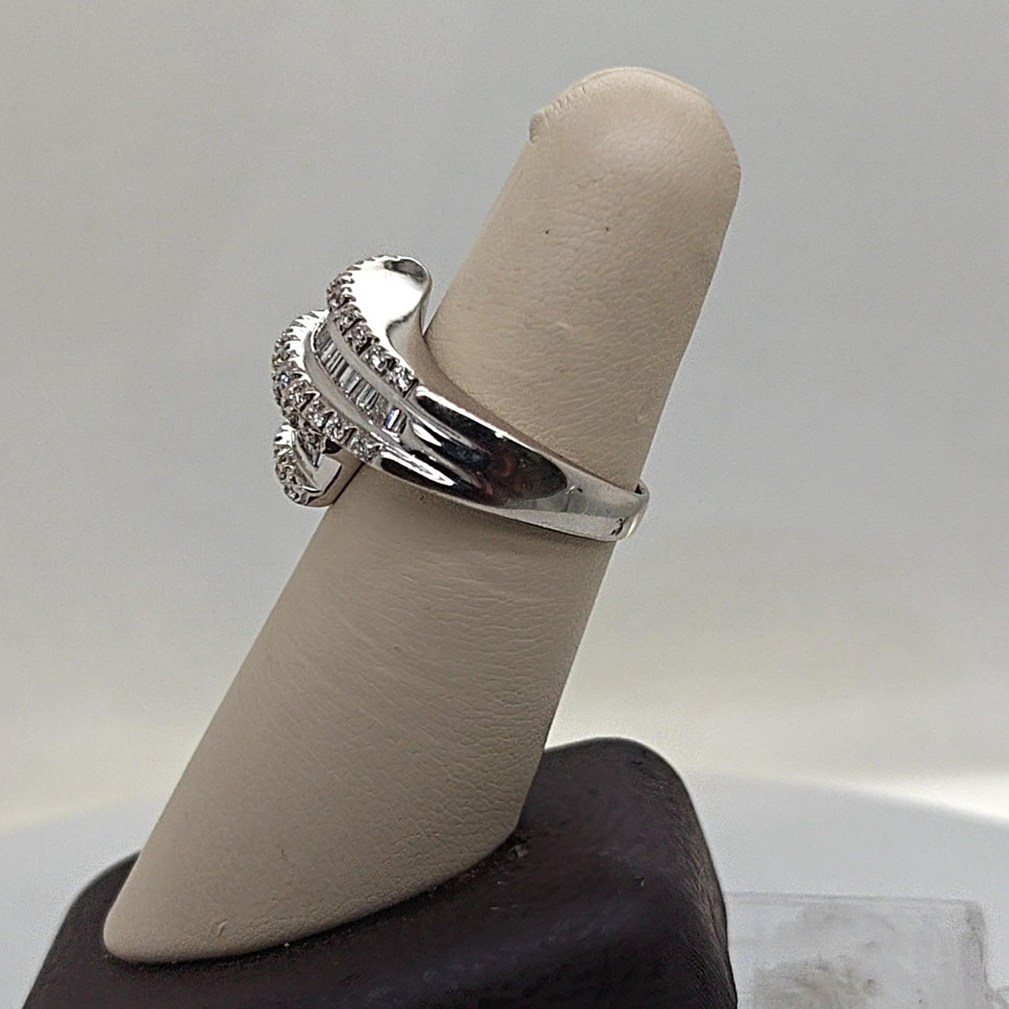 DIAMOND SPIRAL RING WHITE GOLD