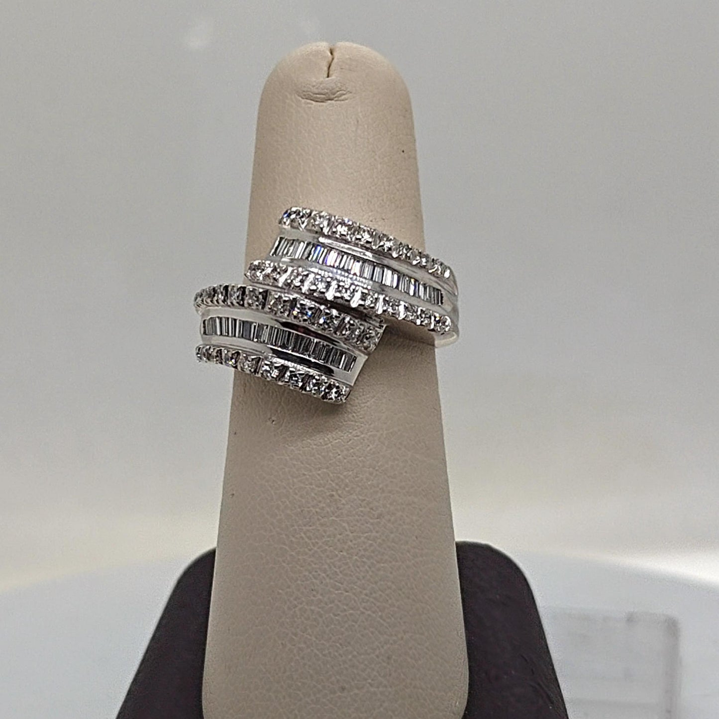 DIAMOND SPIRAL RING WHITE GOLD