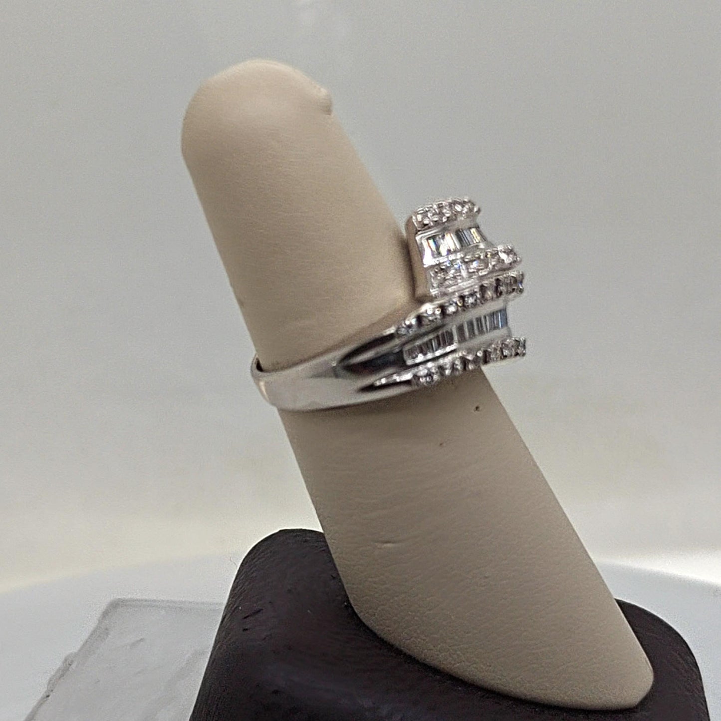 DIAMOND SPIRAL RING WHITE GOLD