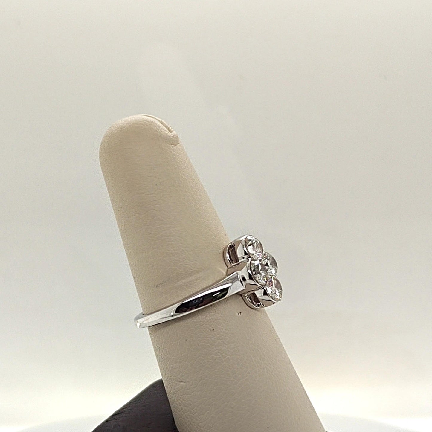 DIAMOND RING FOUR ROUND 1.05CT WHITE GOLD