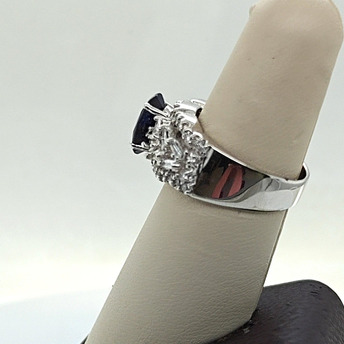 SAPPHIRE AND DIAMOND RING WHITE GOLD