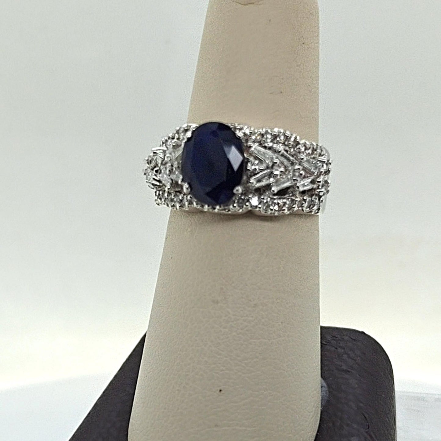 SAPPHIRE AND DIAMOND RING WHITE GOLD