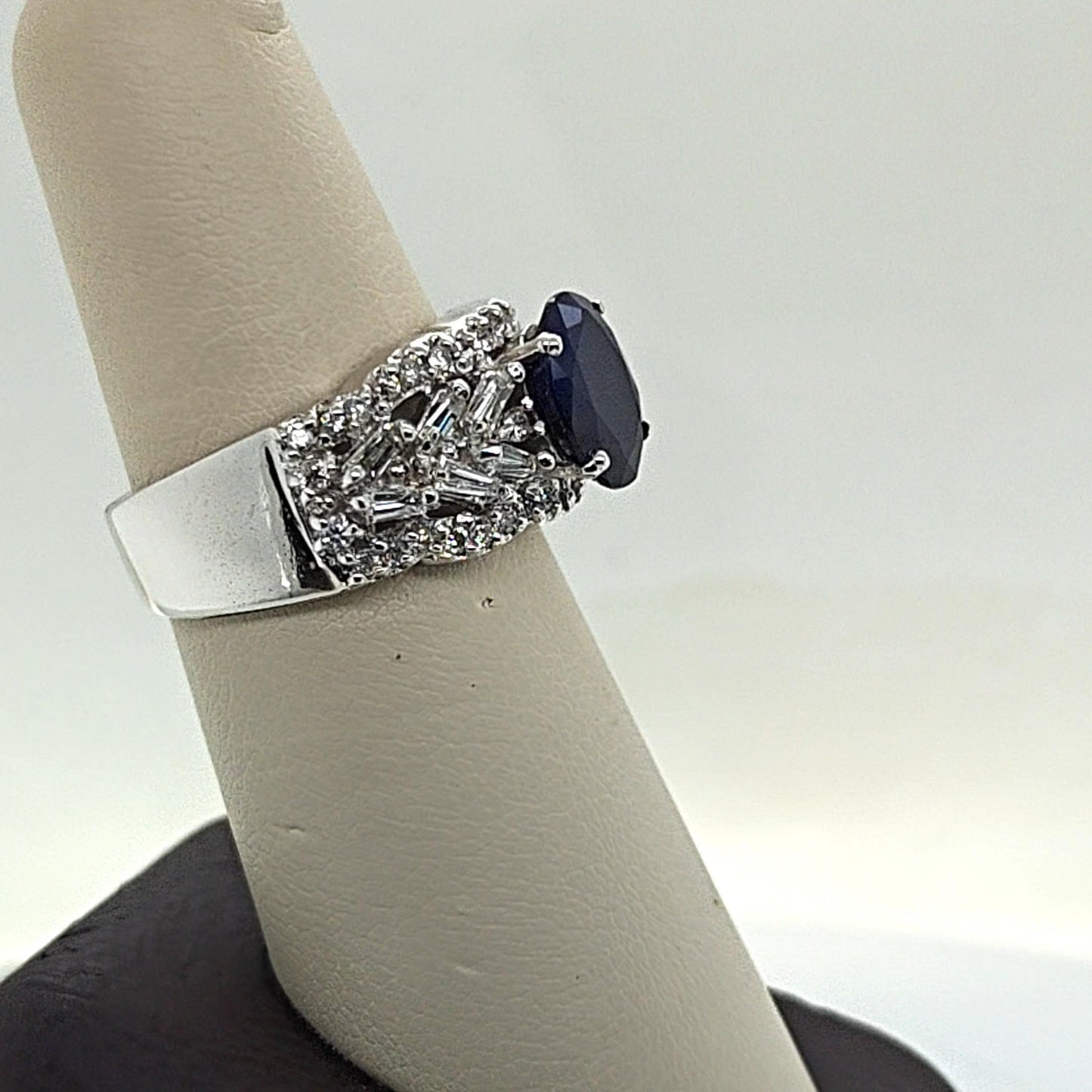 SAPPHIRE AND DIAMOND RING WHITE GOLD