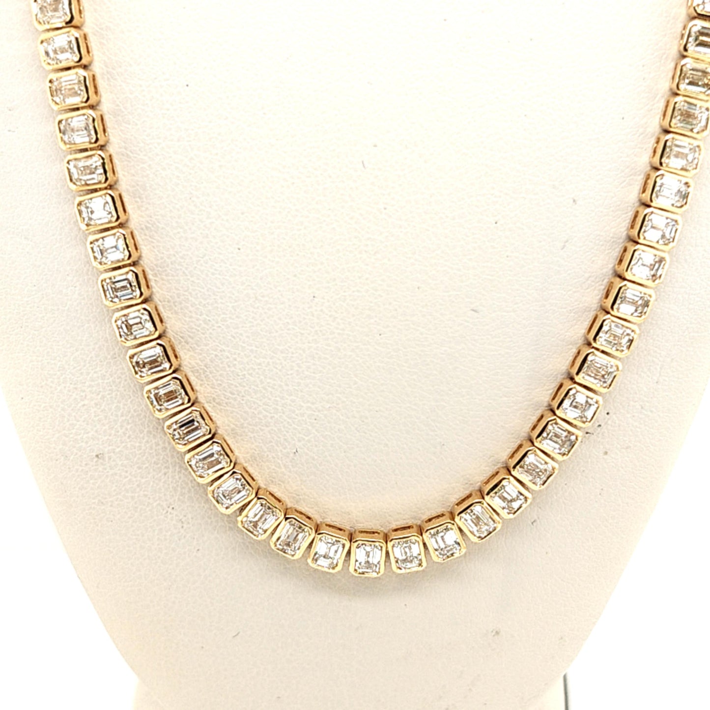 DIAMOND NECKLACE 15.4C EMERALD CUT 18K YELLOW GOLD