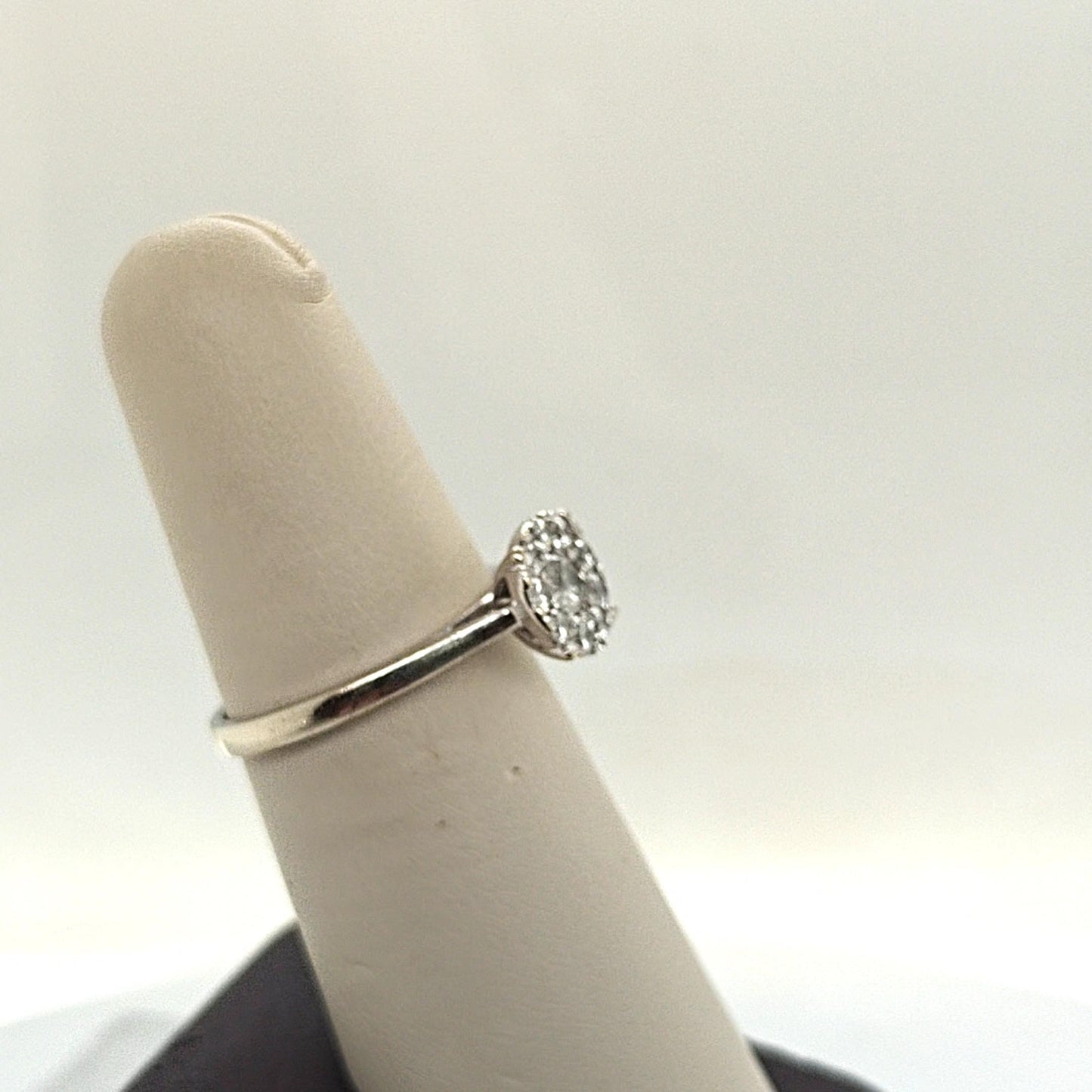 DIAMOND CLUSTER RING 0.75CT WHITE GOLD