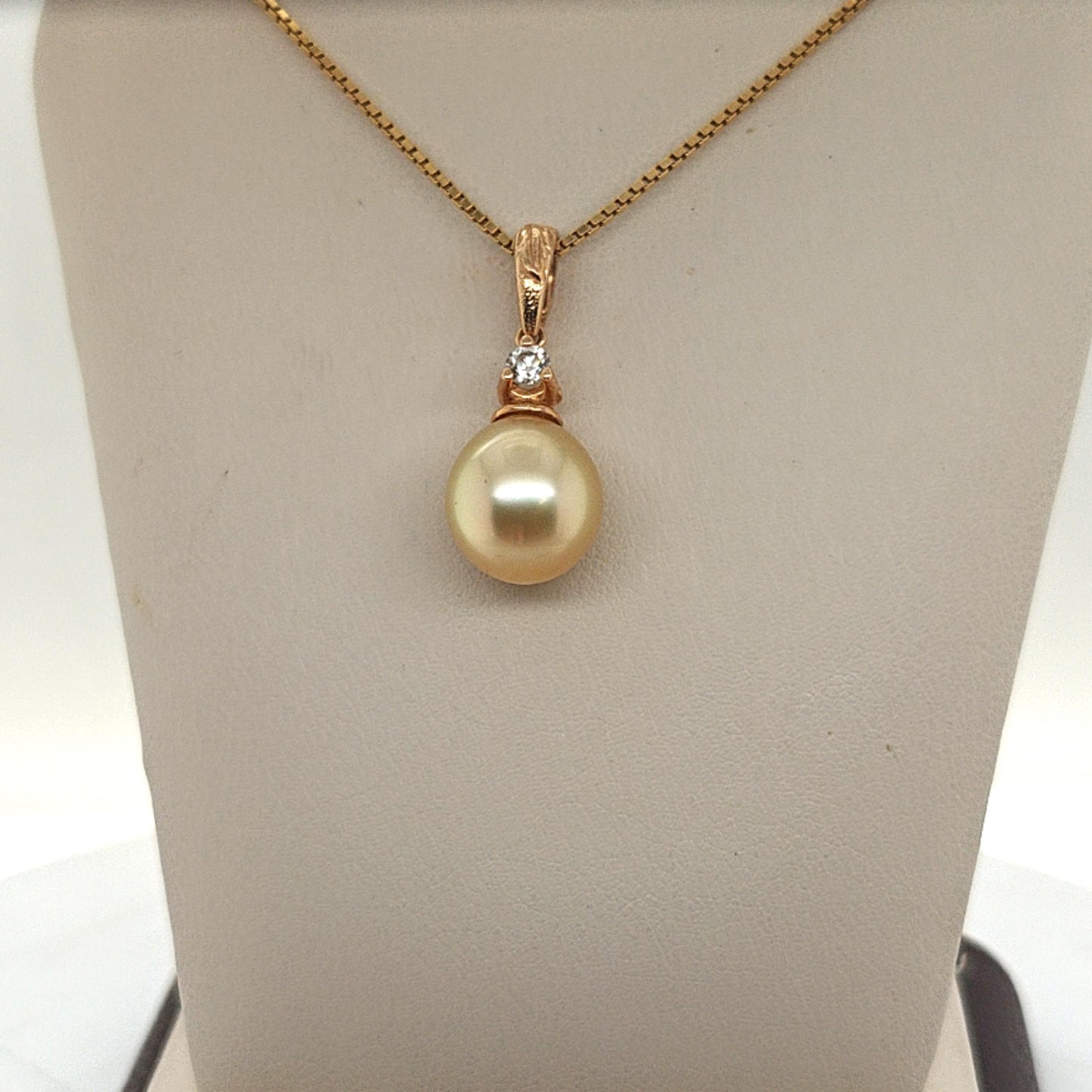 GOLDEN PEARL AND DIAMOND PENDANT NECKLACE 10.5MM YELLOW GOLD