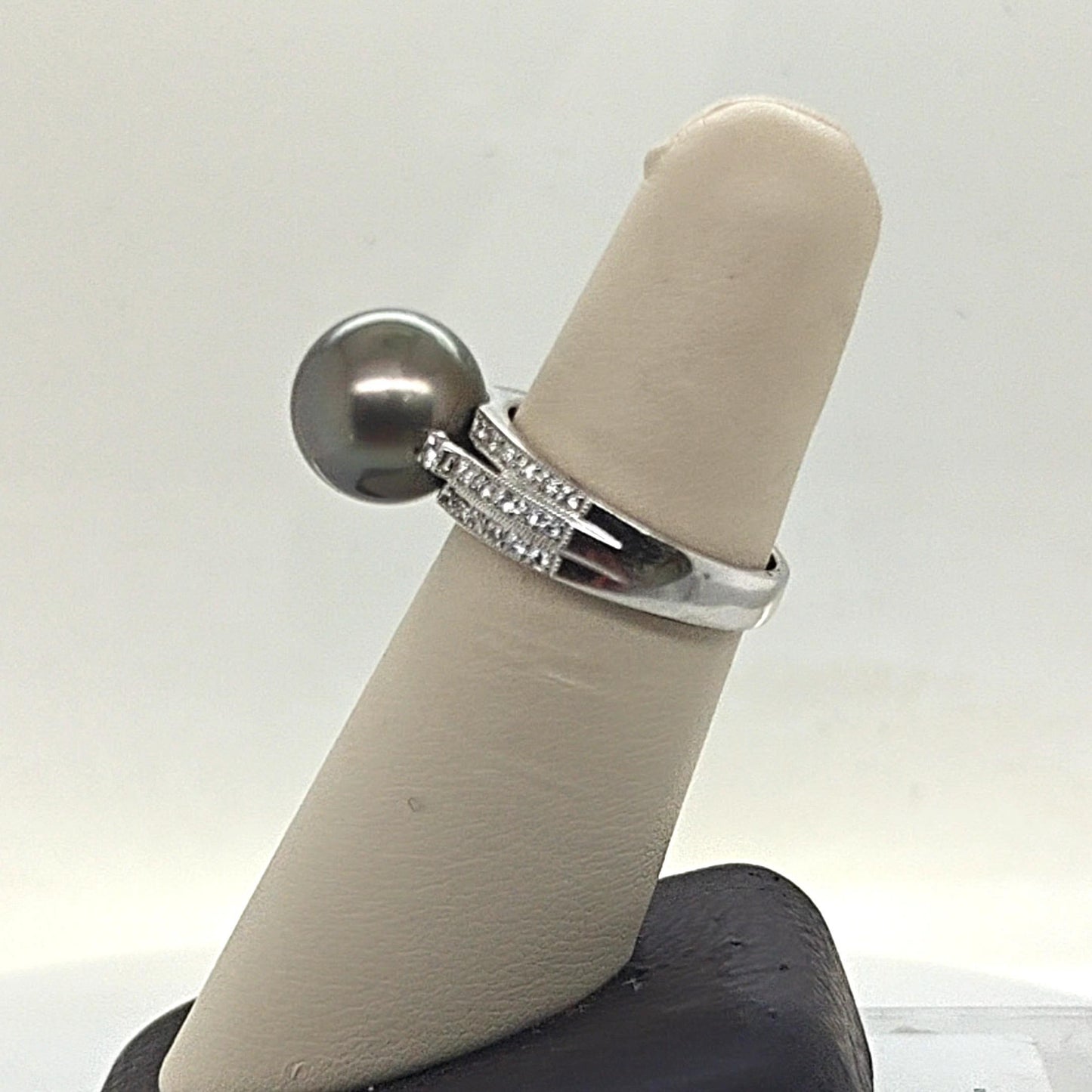 BLACK 11MM PEARL AND DIAMOND RING WHITE GOLD