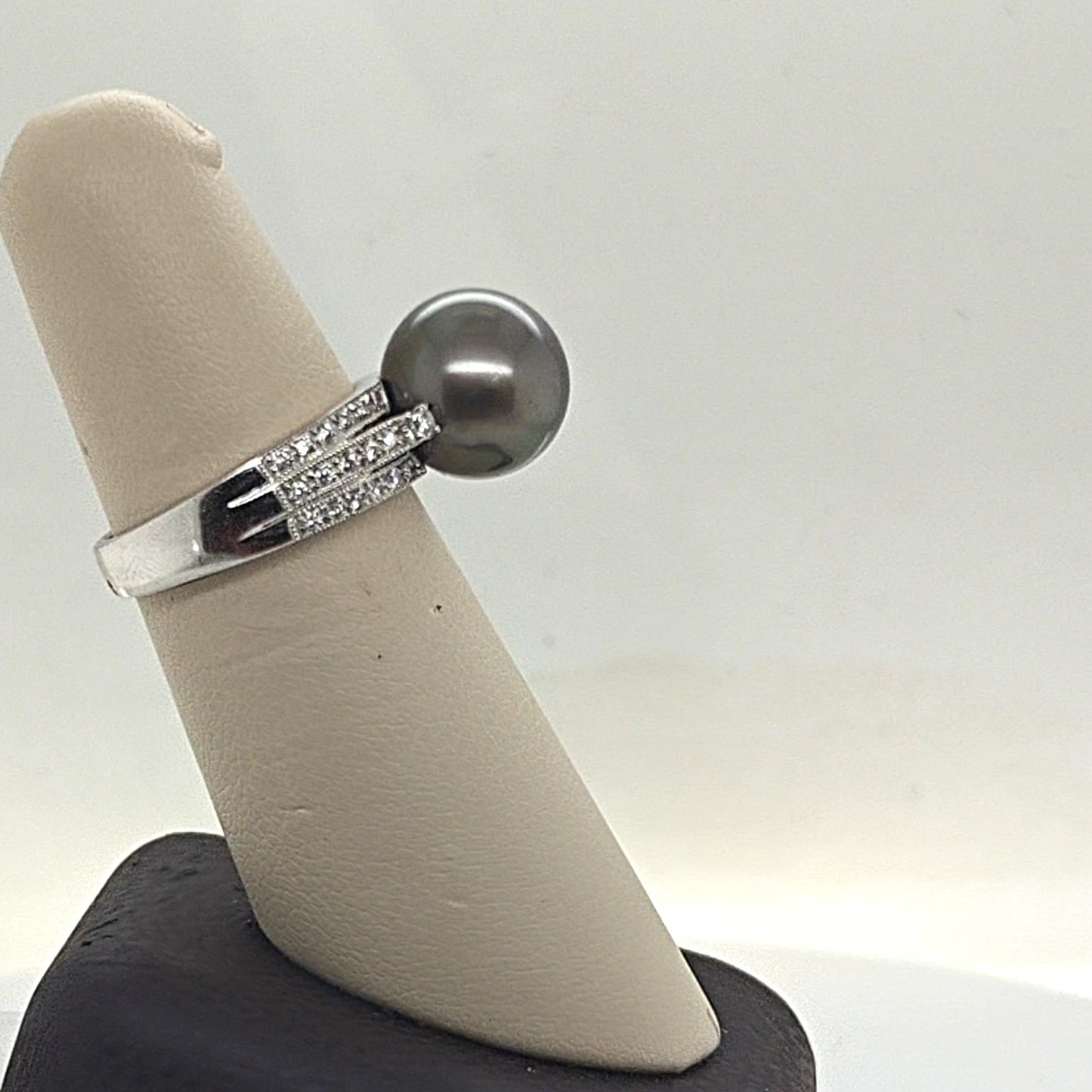 BLACK 11MM PEARL AND DIAMOND RING WHITE GOLD