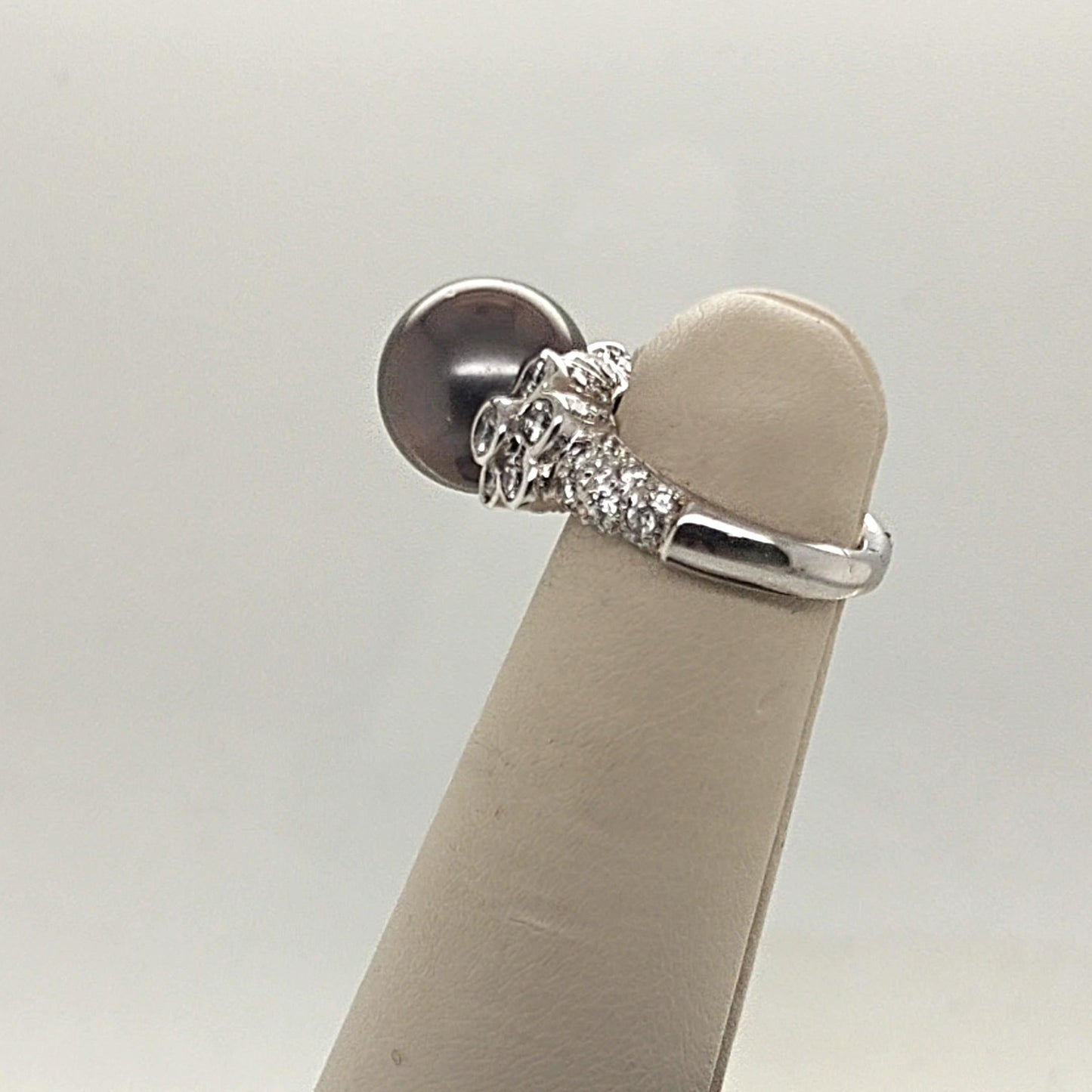 BLACK PEARL 11MM AND DIAMOND RING WHITE GOLD