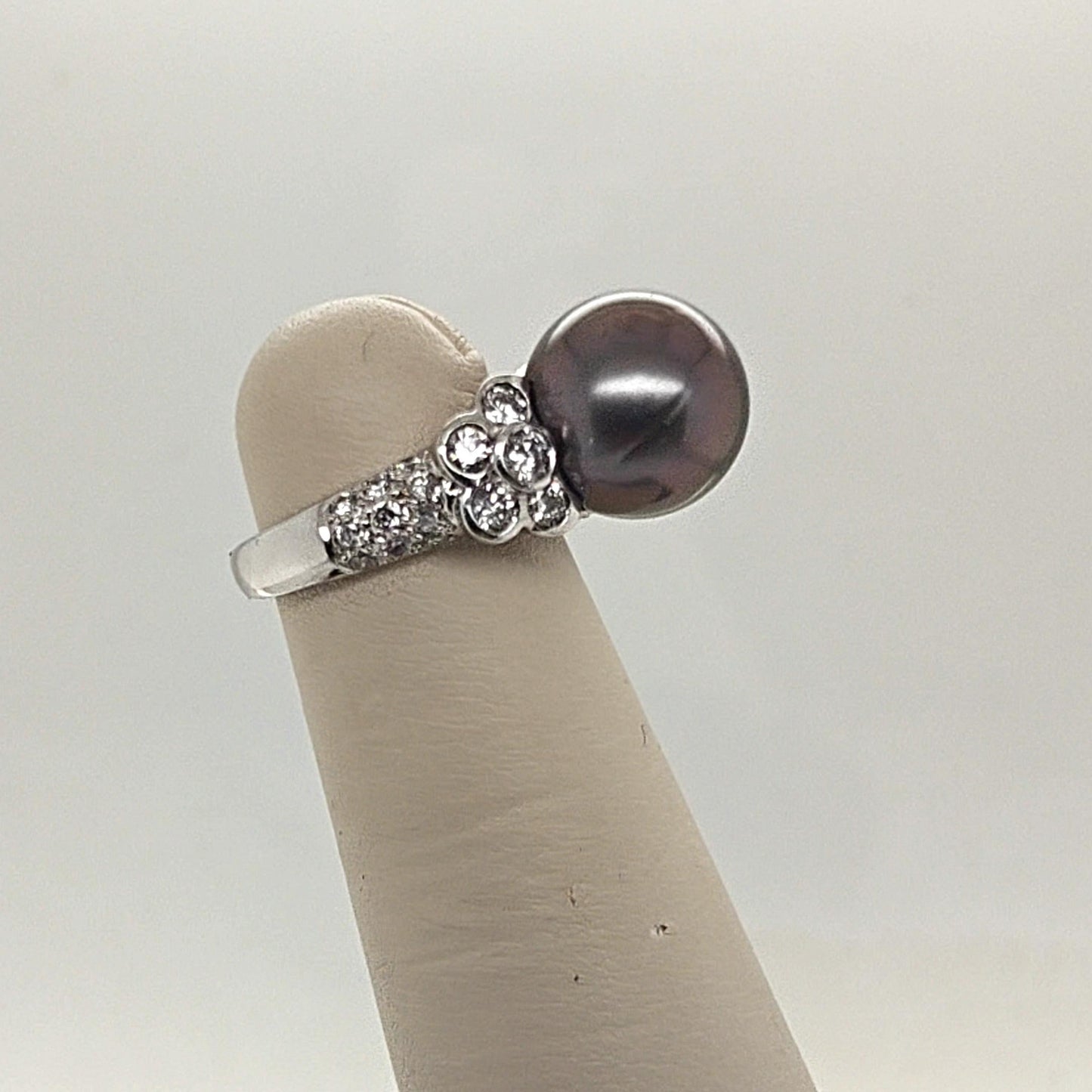 BLACK PEARL 11MM AND DIAMOND RING WHITE GOLD
