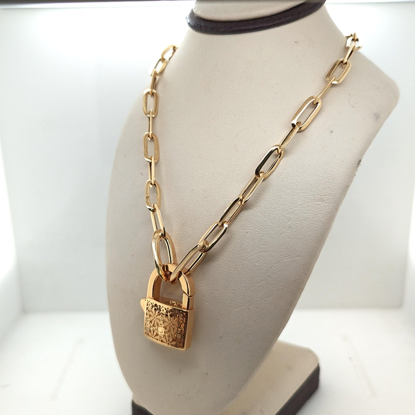 PAPERCLIP LIGHT NECKLACE WITH PADLOCK CLASP YELLOW GOLD