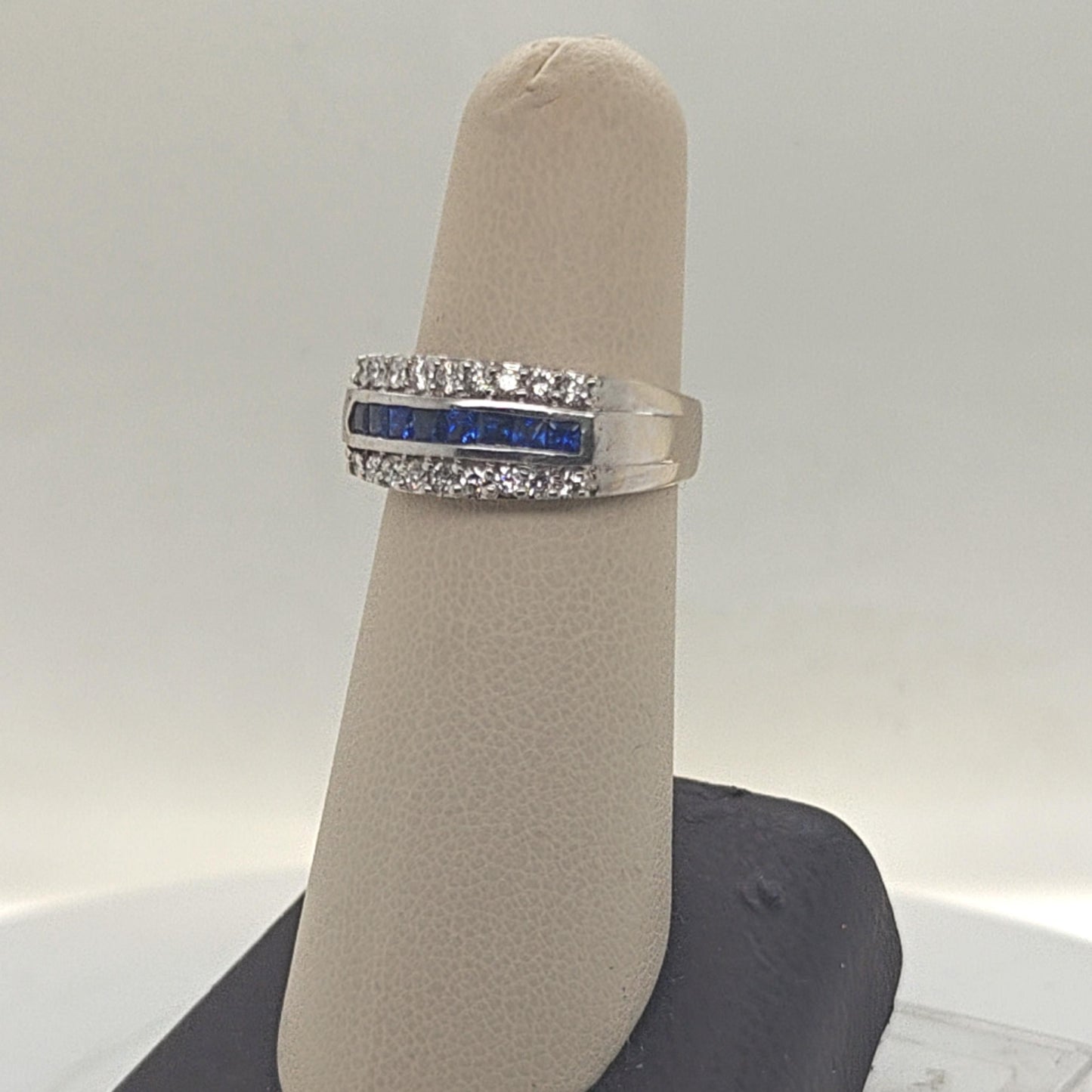 DIAMOND AND SAPPHIRE BAND RING WHITE GOLD