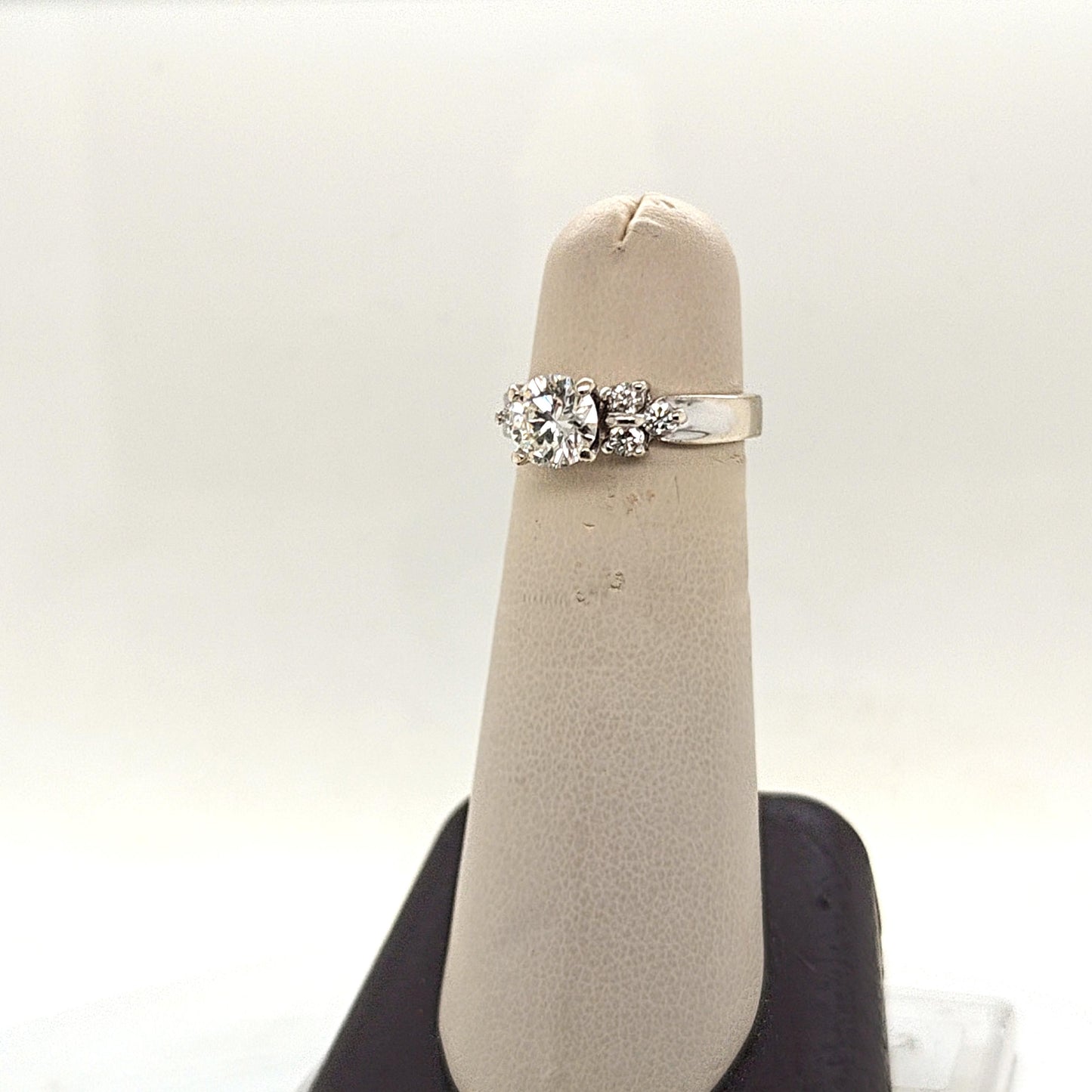 DIAMOND ENGAGEMENT RING 0.90CT ROUND WHITE GOLD
