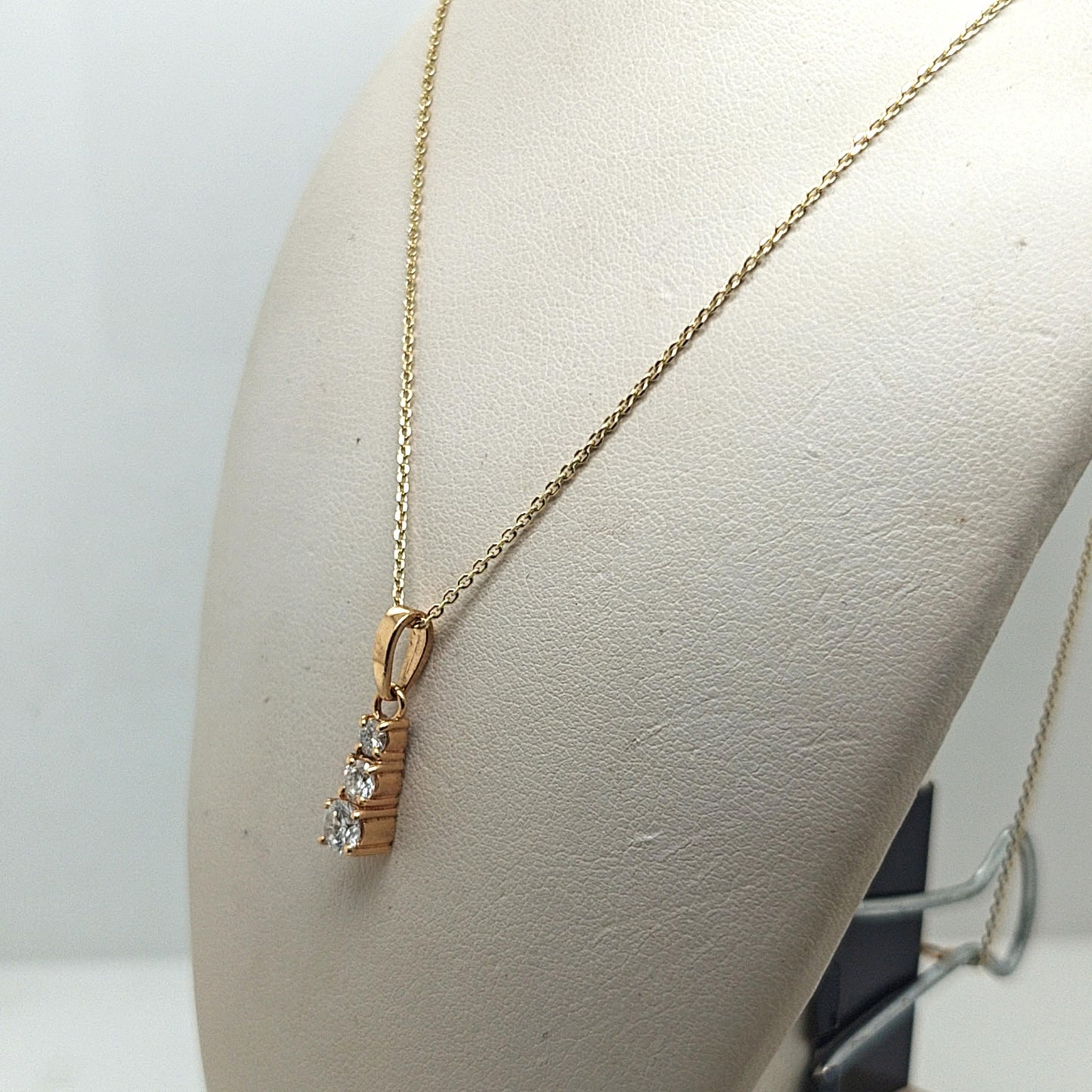 THREE DIAMOND DROP PENDANT NECKLACE 0.47CTW YELLOW GOLD