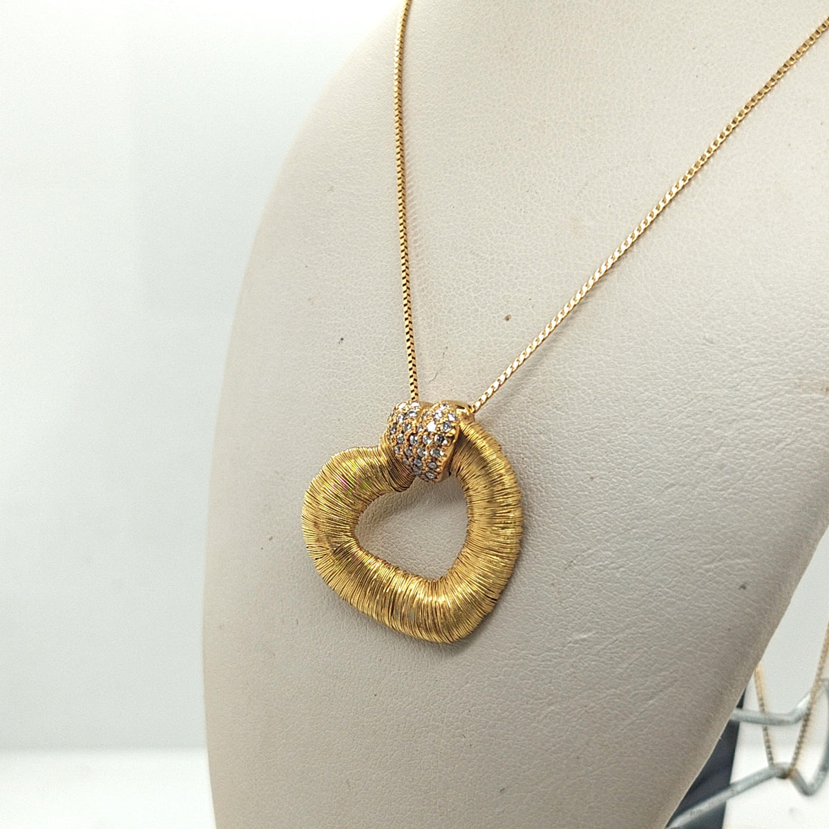 GOLD AND DIAMOND HEART PENDANT NECKLACE YELLOW GOLD