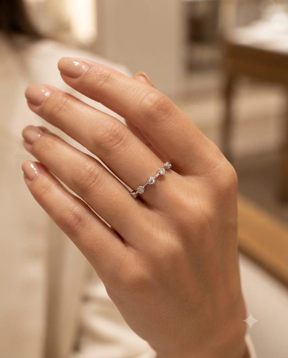 DIAMOND WHITE GOLD BAND RING 0.33CTW