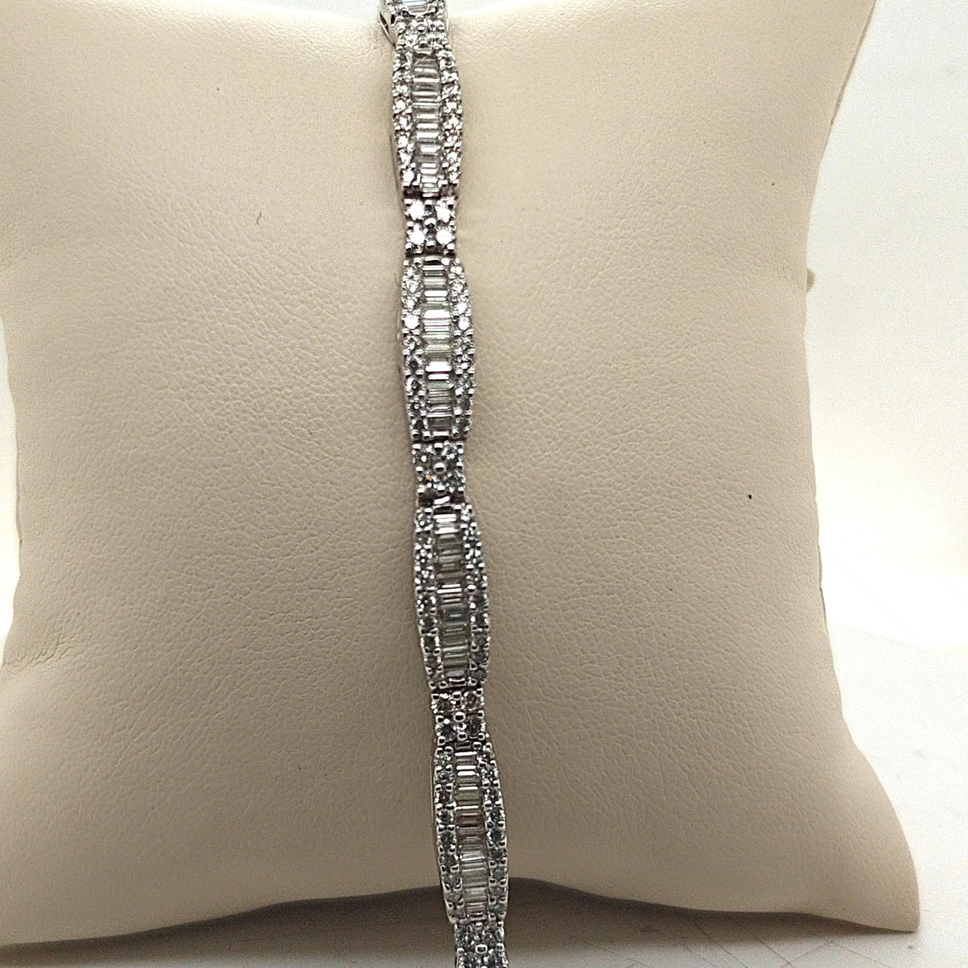 BAGUETTE AND ROUND DIAMOND WHITE GOLD  BRACELET