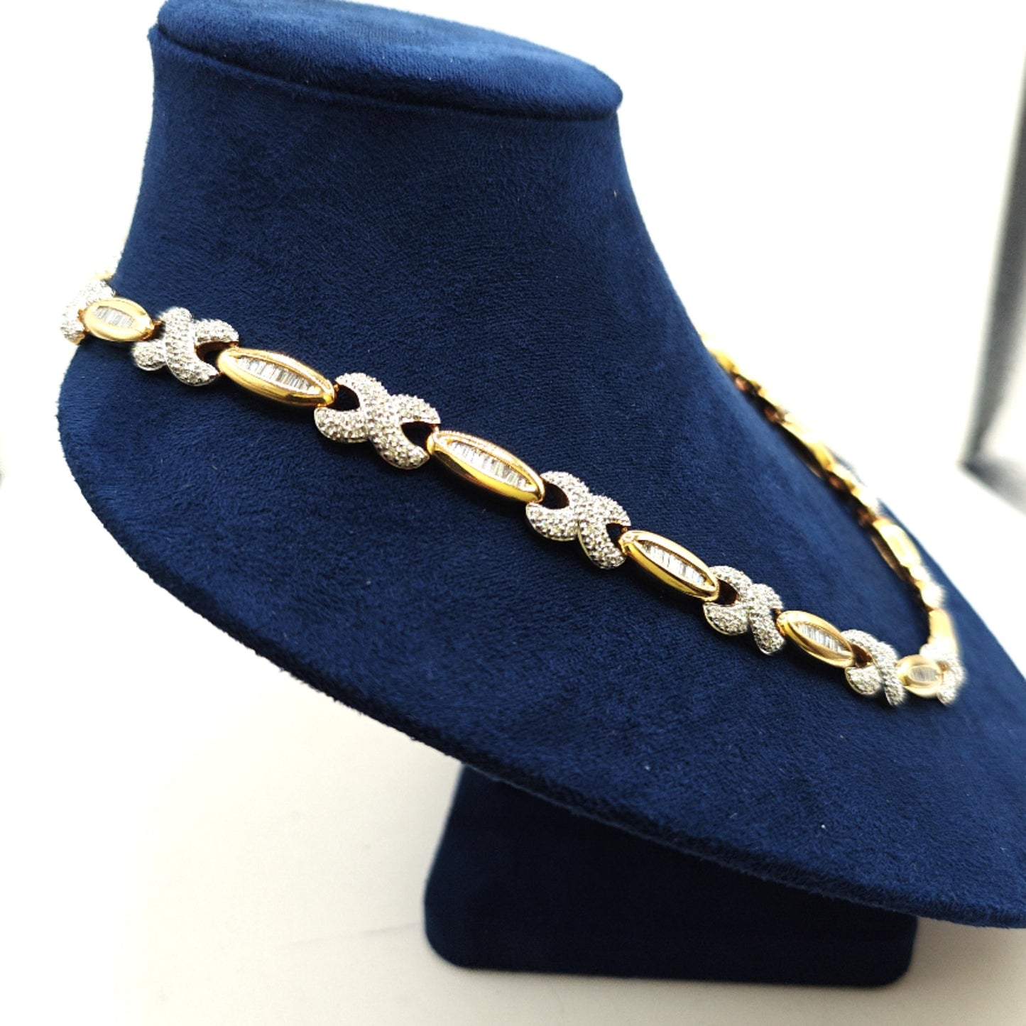 DIAMOND X & OVAL NECKLACE 18K