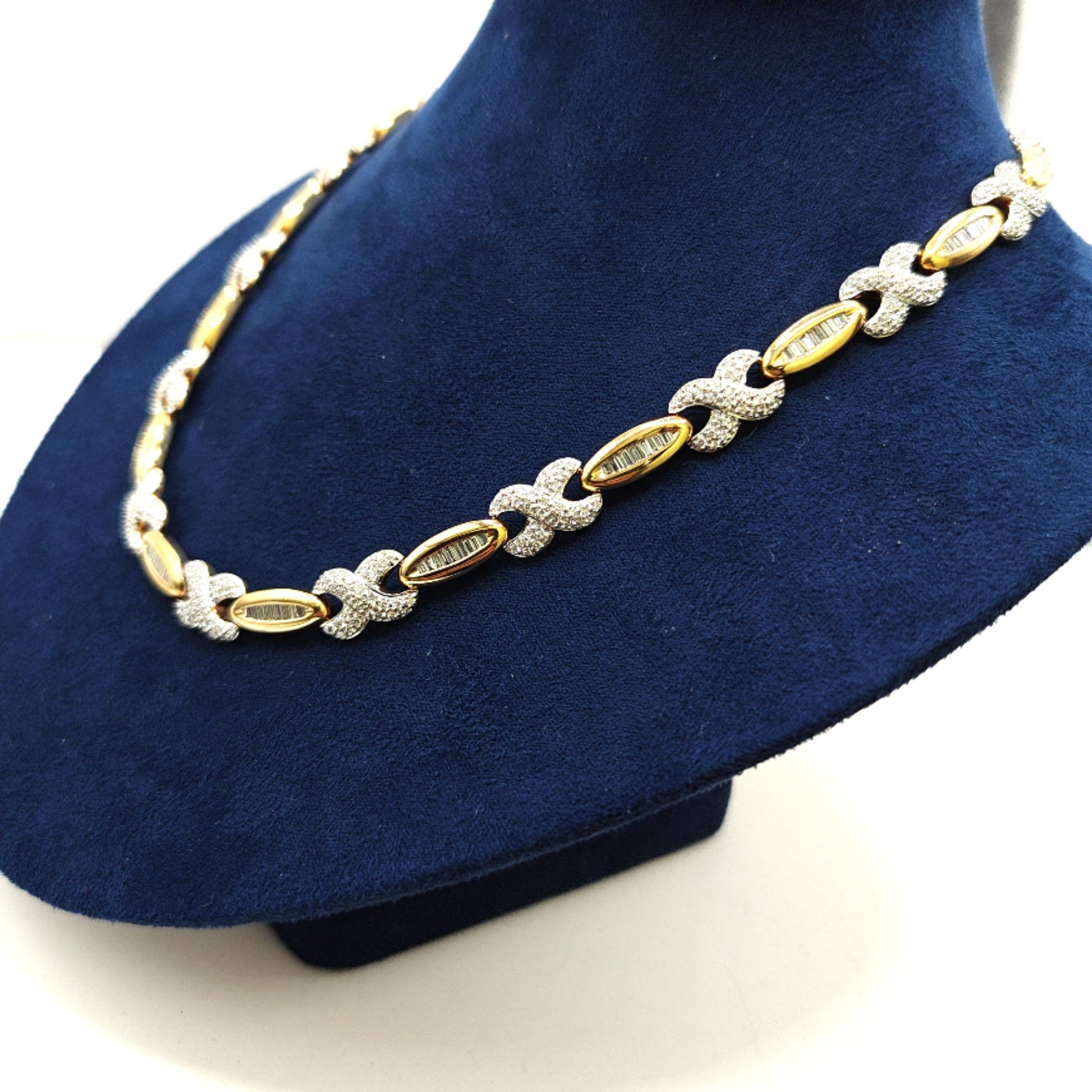 DIAMOND X & OVAL NECKLACE 18K