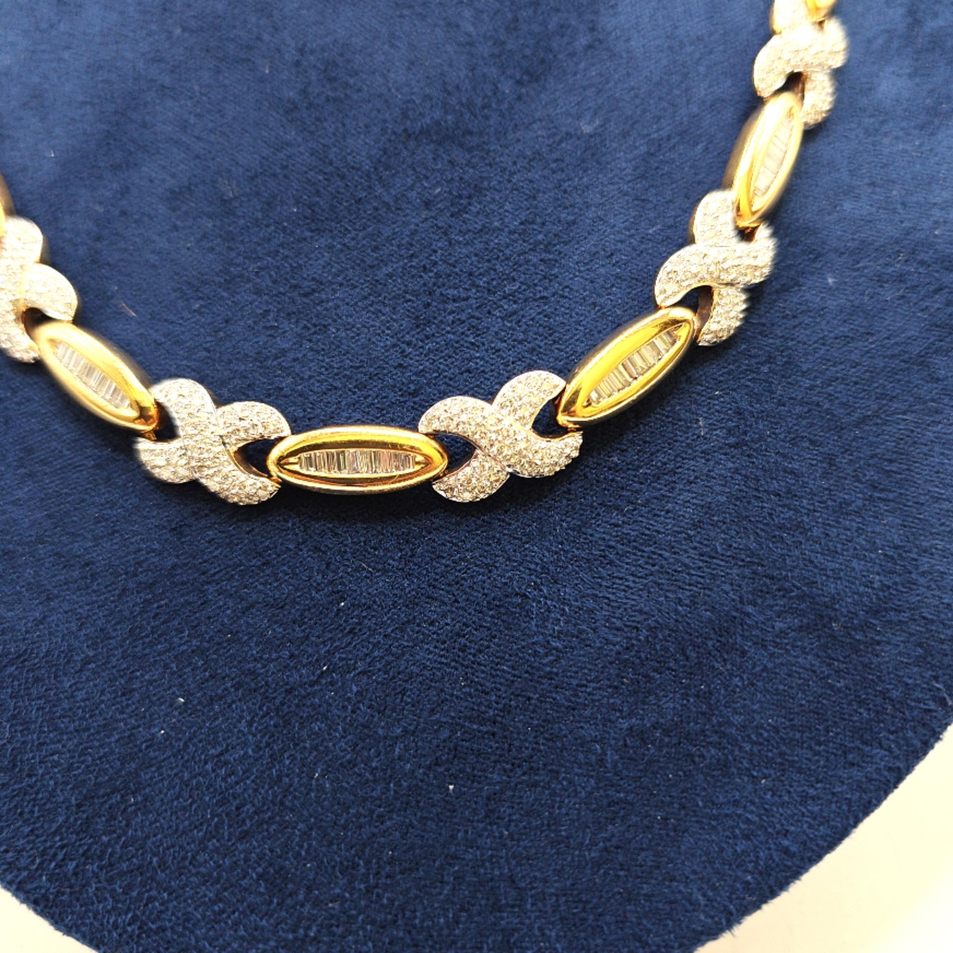 DIAMOND X & OVAL NECKLACE 18K