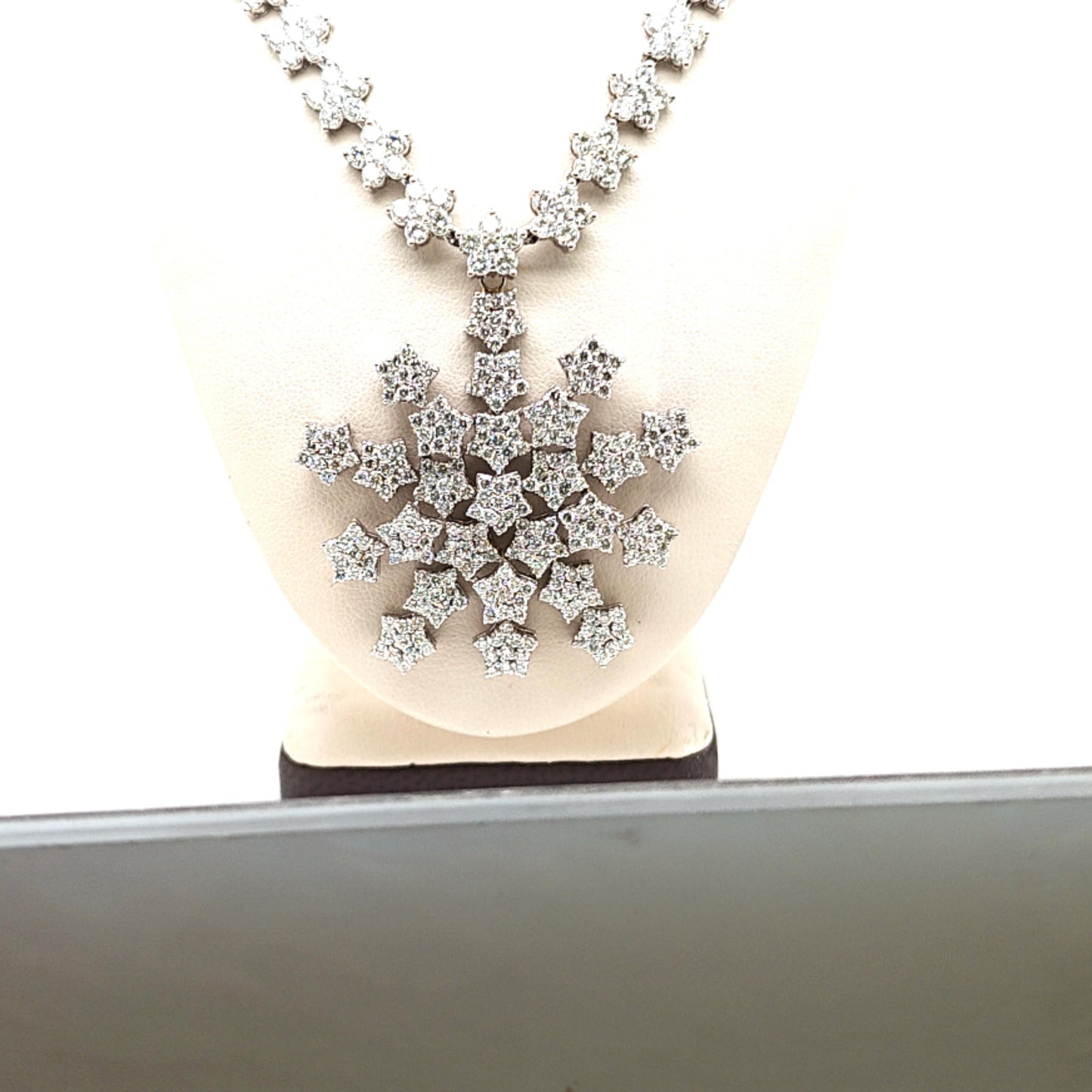 DIAMOND SNOWFLAKE NECKLACE 18KT WHITE GOLD 23.1CT