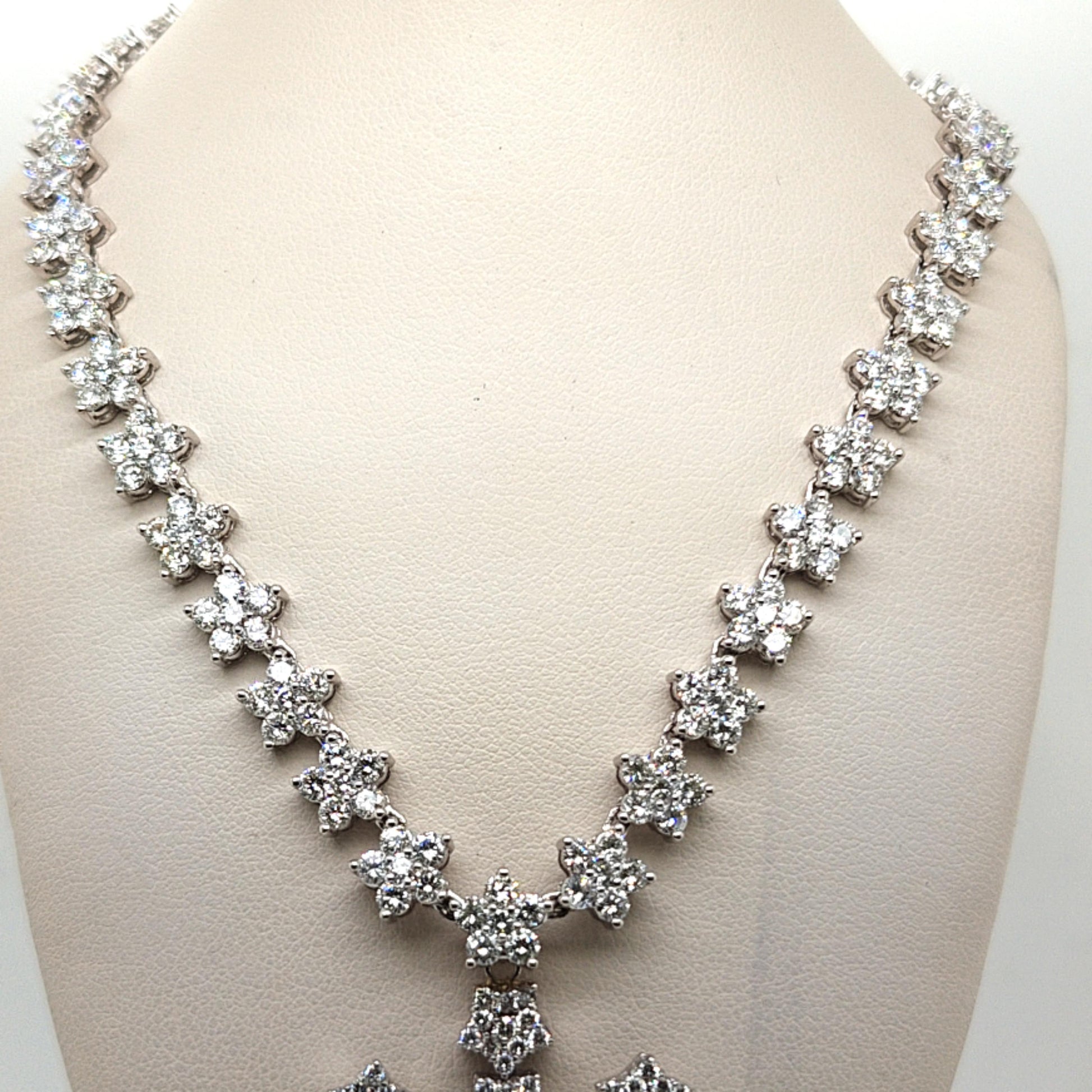 DIAMOND SNOWFLAKE NECKLACE 18KT WHITE GOLD 23.1CT