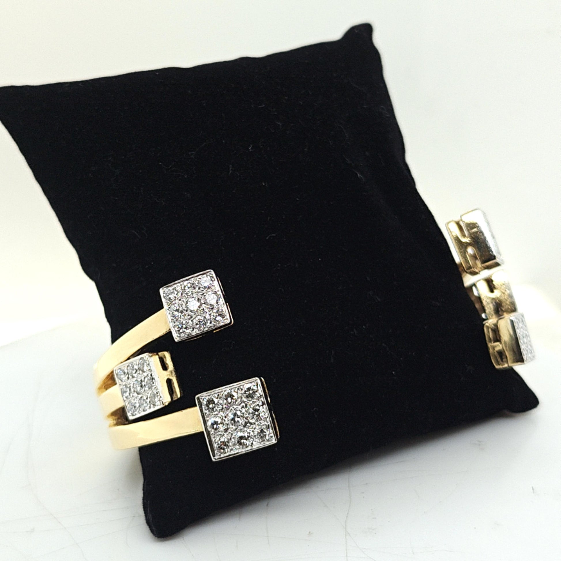 LARGE DIAMOND BANGLE YELLOW GOLD