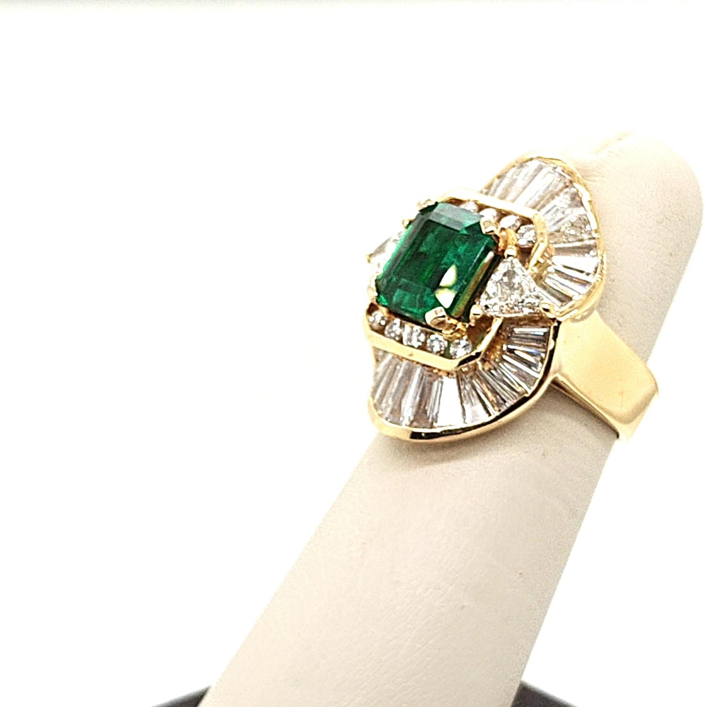 EMERALD AND DIAMOND COCKTAIL RING YELLOW GOLD