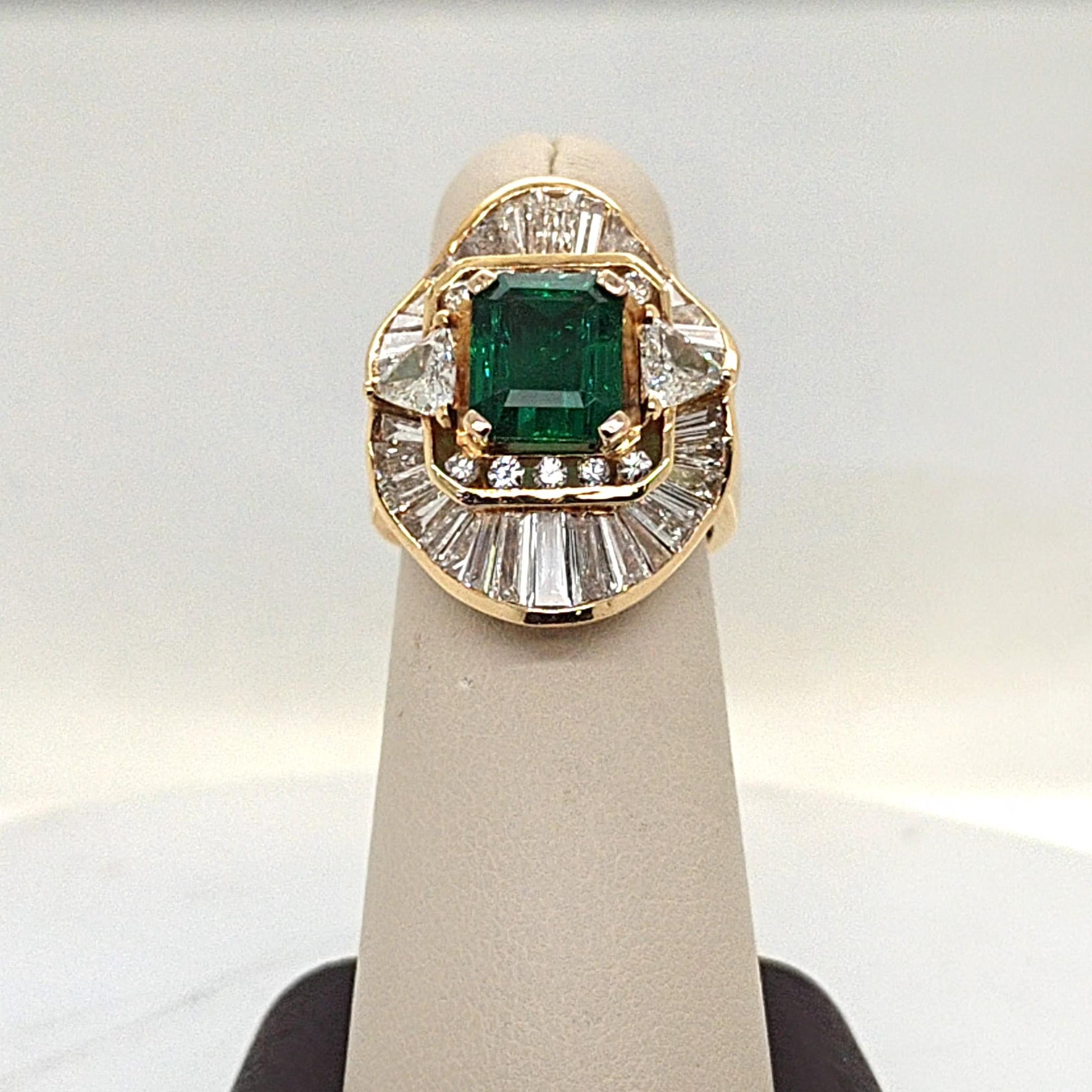EMERALD AND DIAMOND COCKTAIL RING YELLOW GOLD