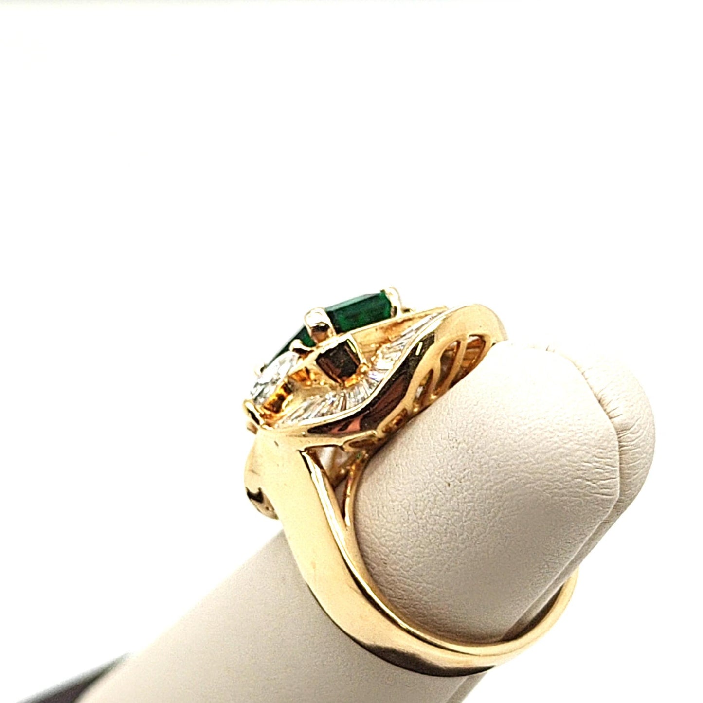 EMERALD AND DIAMOND COCKTAIL RING YELLOW GOLD