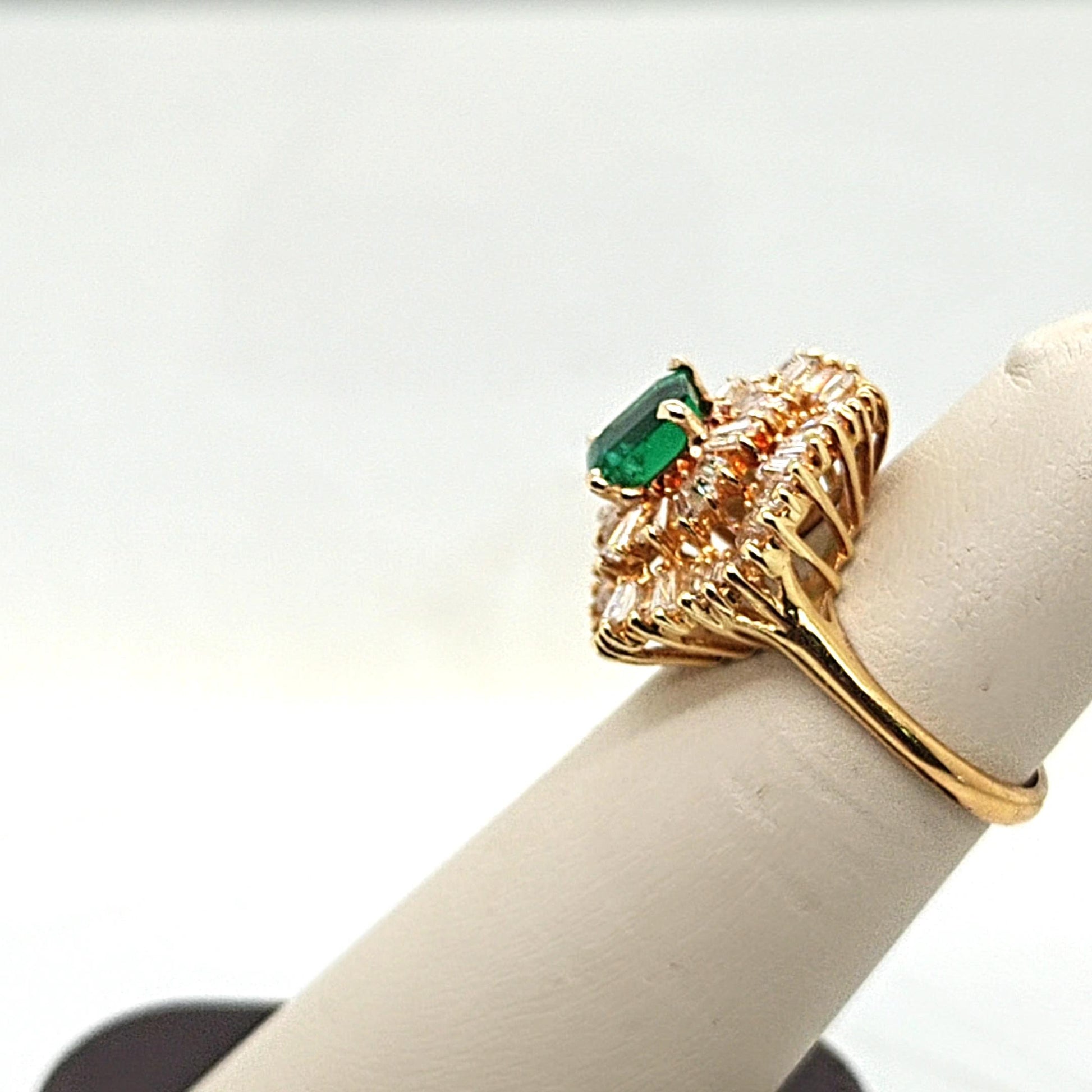 EMERALD AND DIAMOND COCKTAIL RING YELLOW GOLD