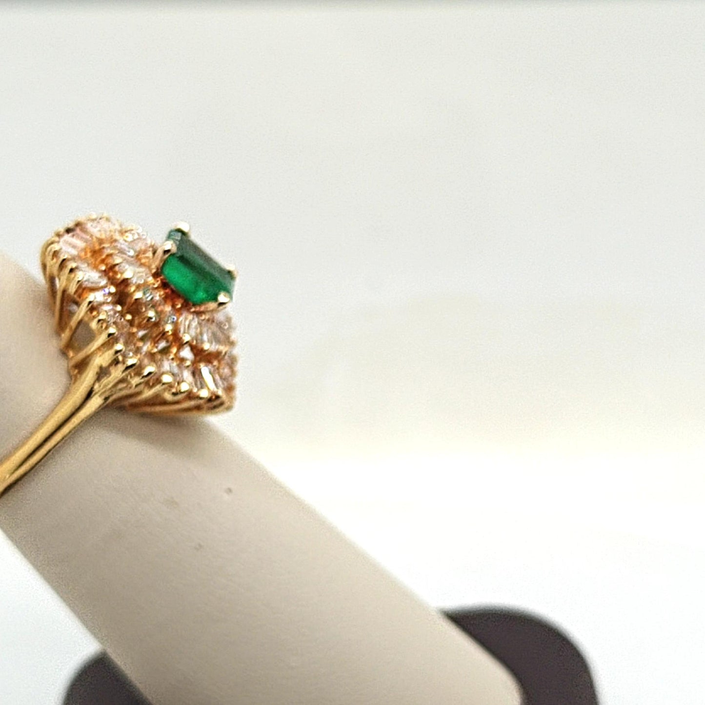 EMERALD AND DIAMOND COCKTAIL RING YELLOW GOLD