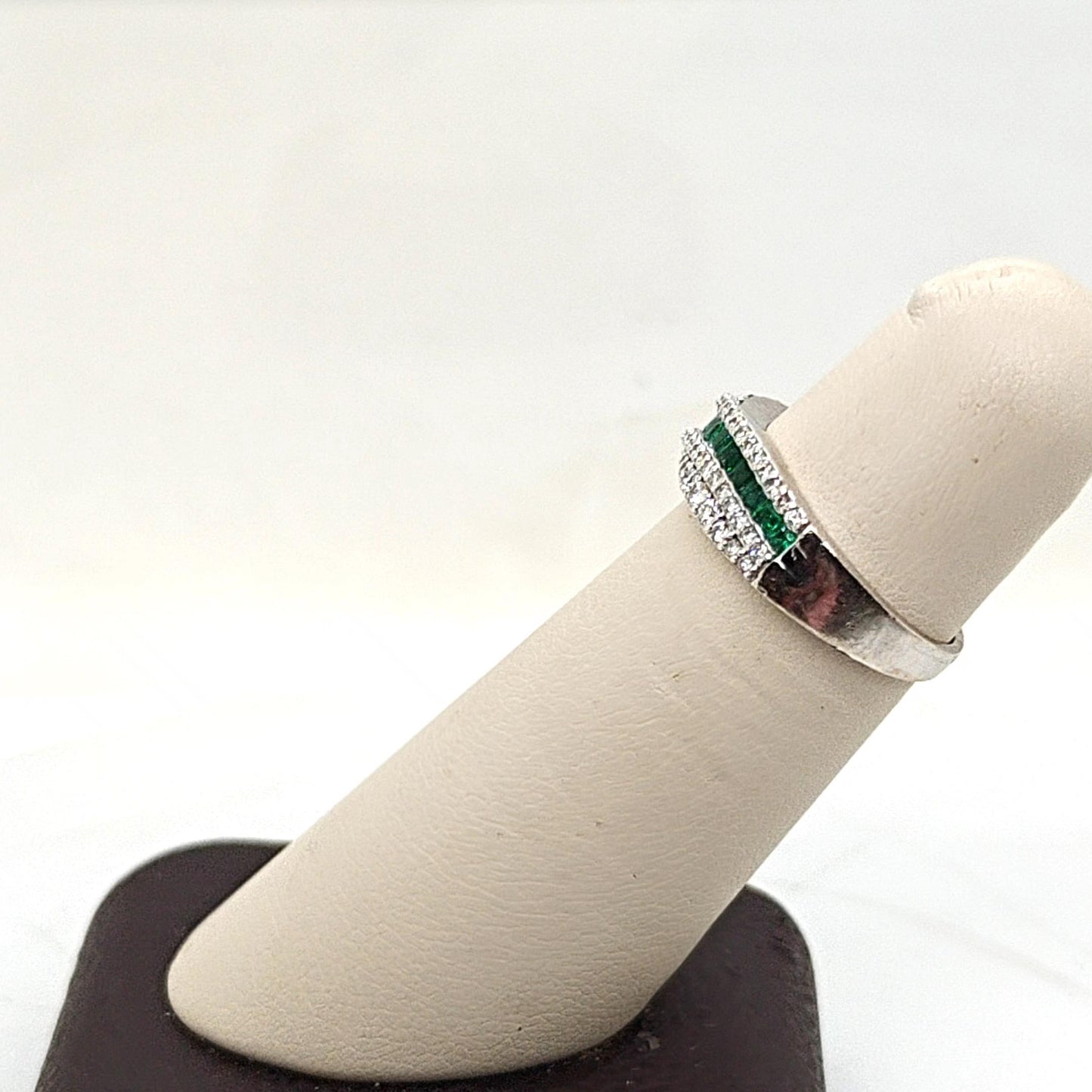 EMERALD AND DIAMOND RING BAND WHITE GOLD