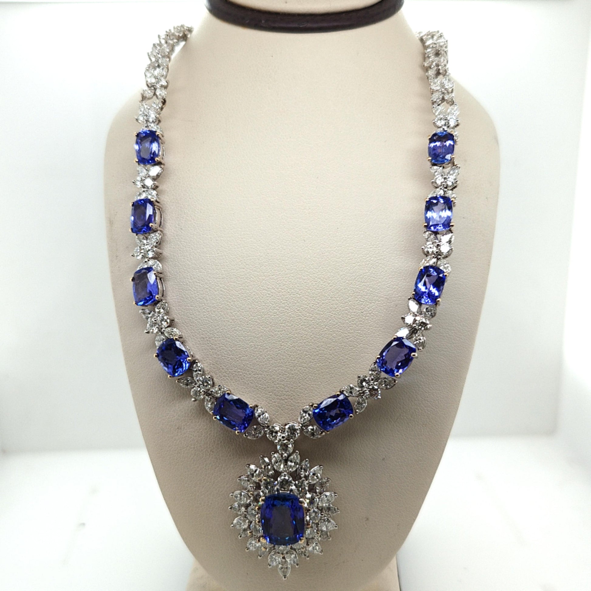 TANZANITE AND DIAMOND NECKLACE 21.28CT WHITE GOLD