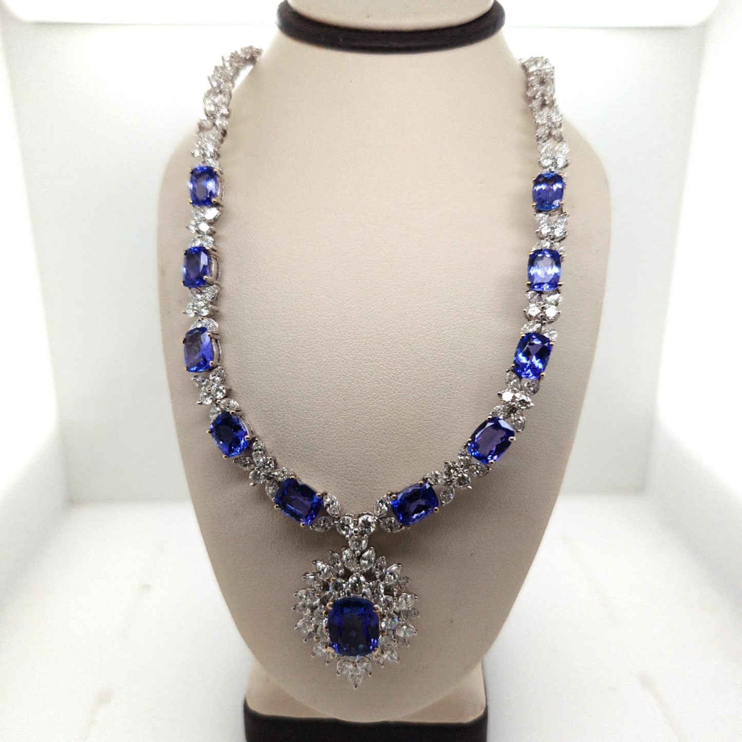 TANZANITE AND DIAMOND NECKLACE 21.28CT WHITE GOLD