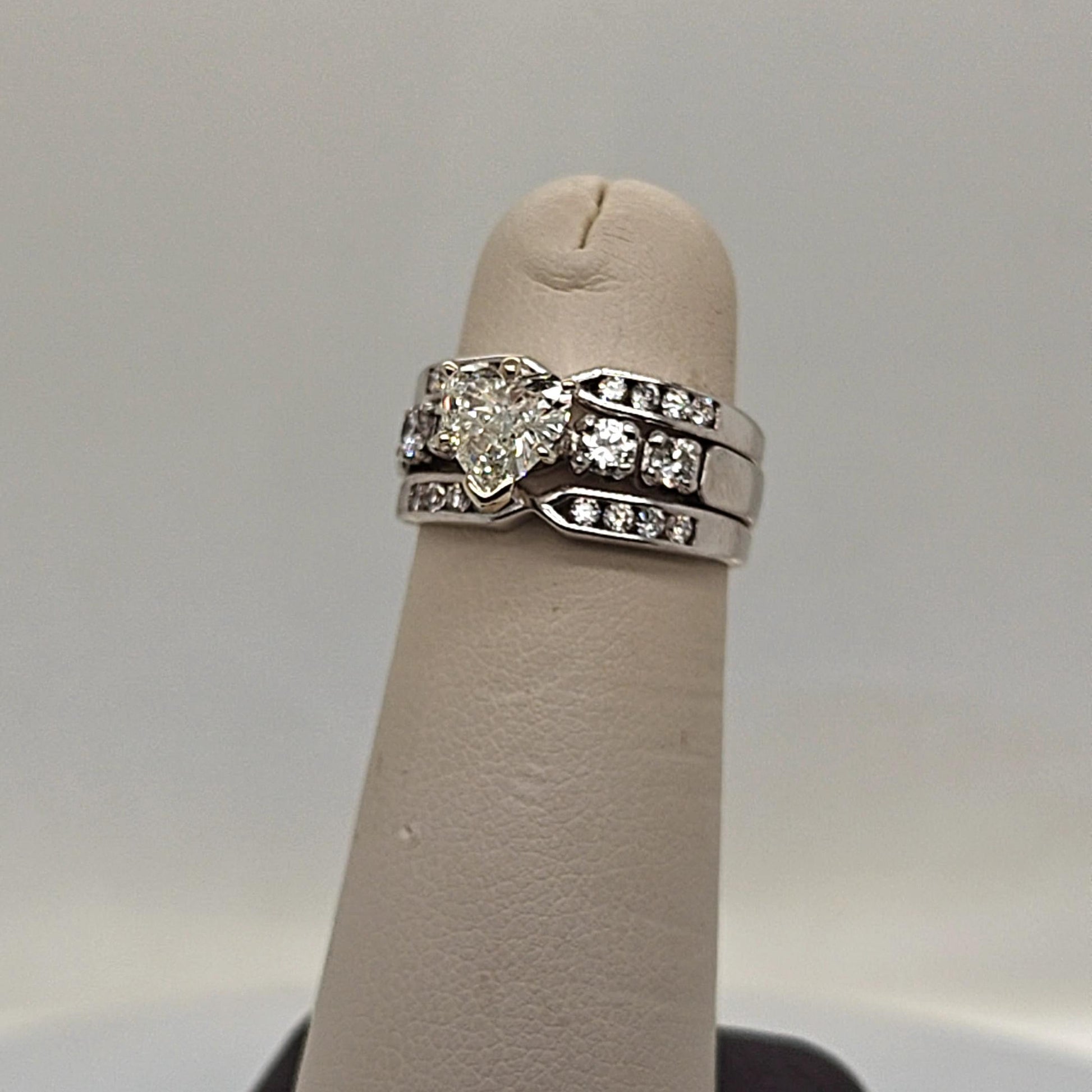 HEART SHAPE DIAMOND RING WITH JACKET PLATINUM & WHITE GOLD