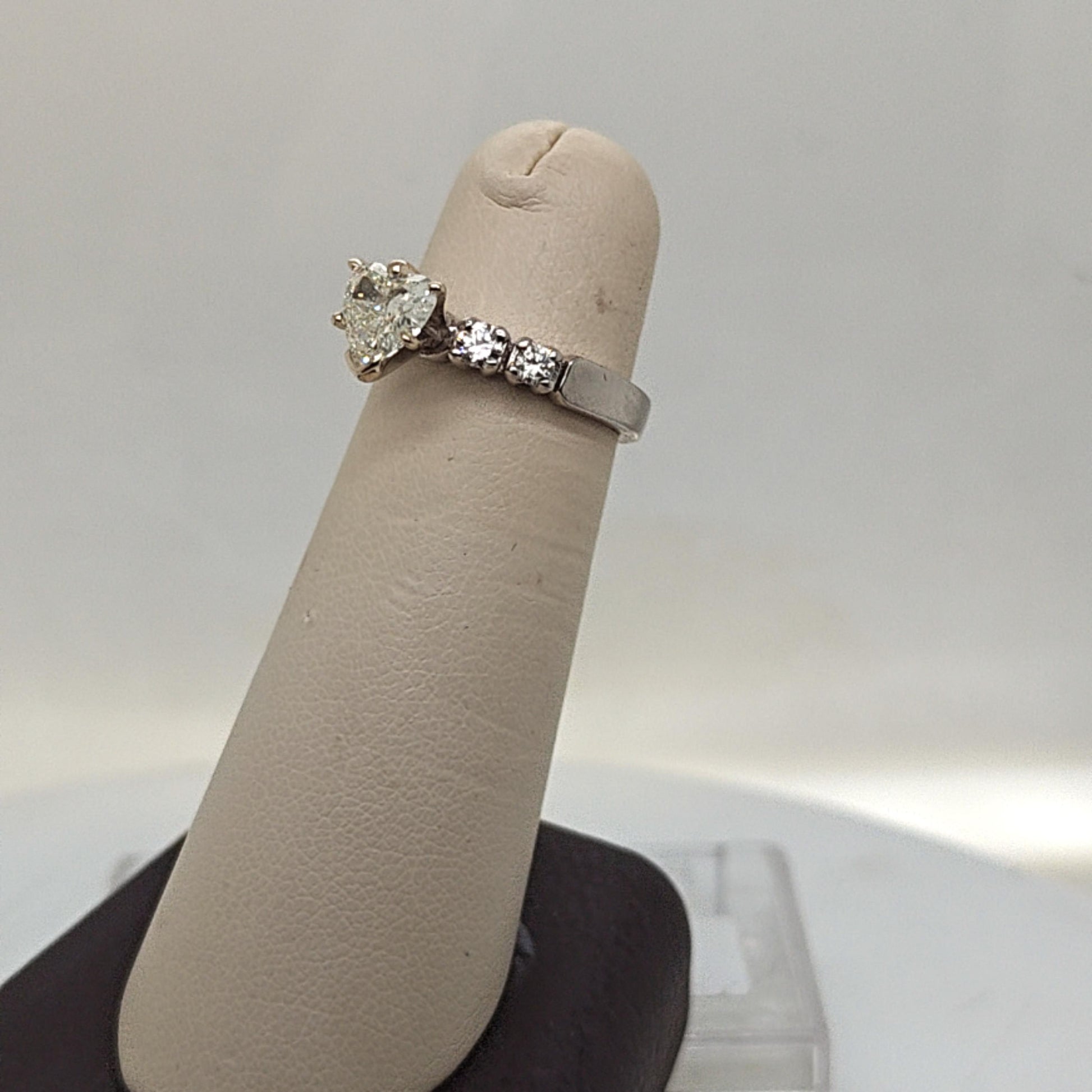 HEART SHAPE DIAMOND RING WITH JACKET PLATINUM & WHITE GOLD