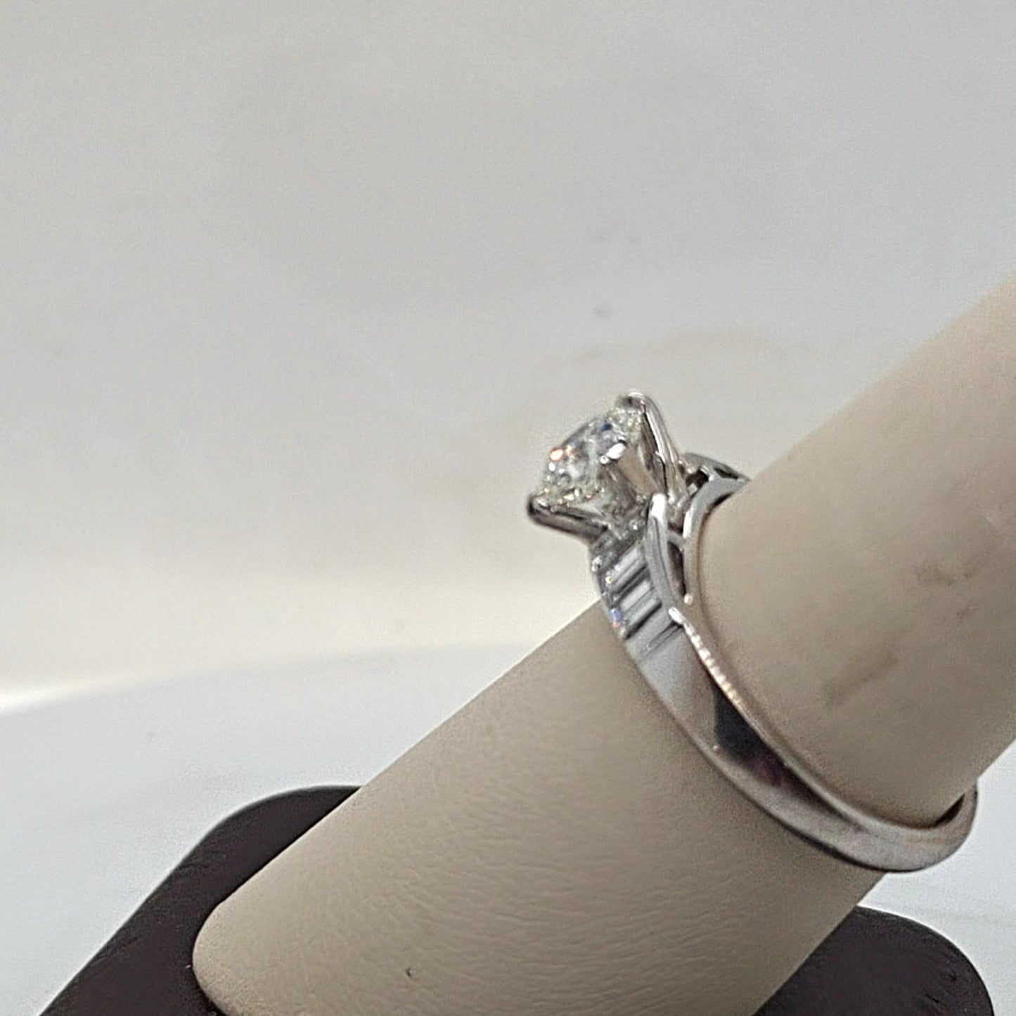 DIAMOND CUSHION CUT 1.01CT ENGAGEMENT RING WHITE GOLD
