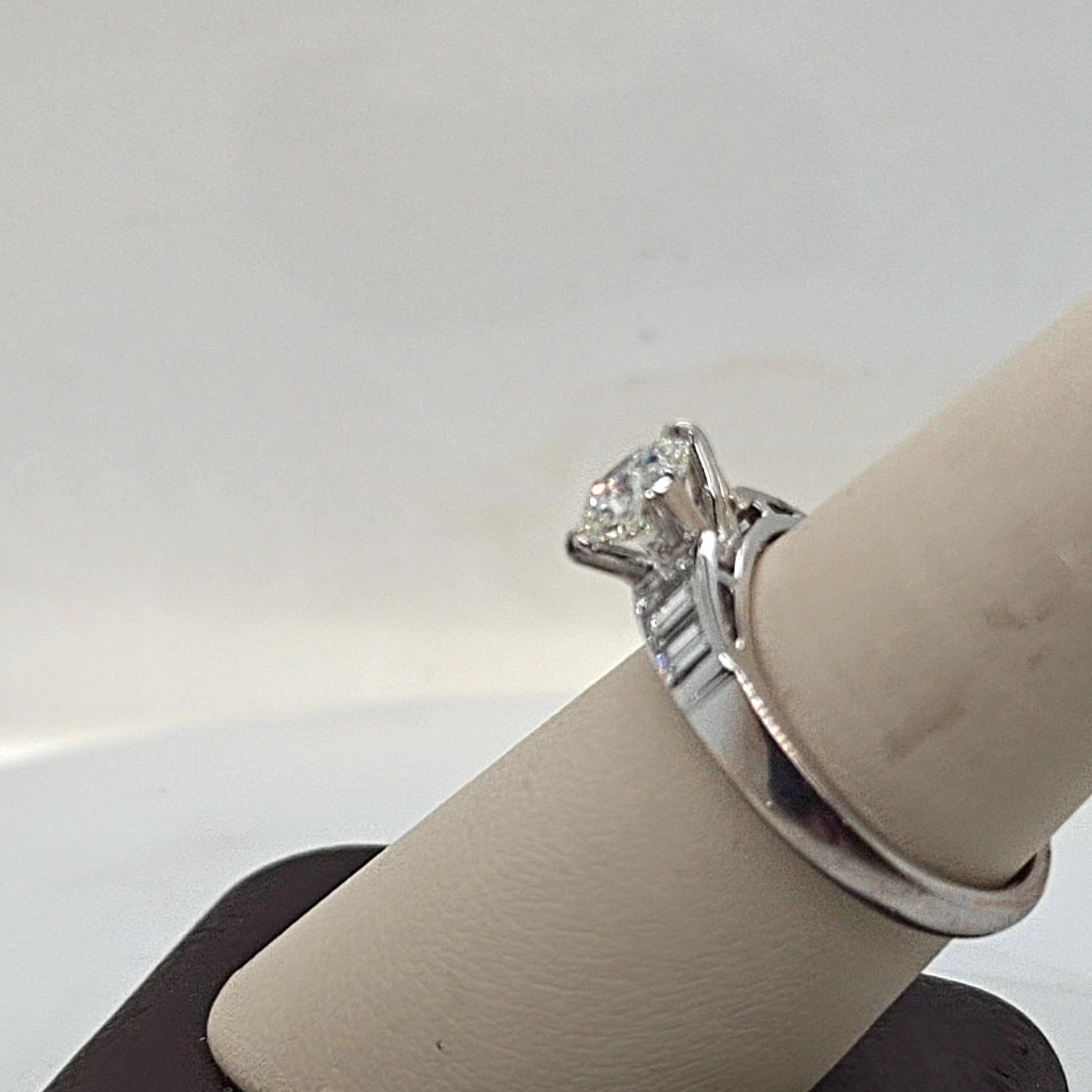 DIAMOND CUSHION CUT 1.01CT ENGAGEMENT RING WHITE GOLD